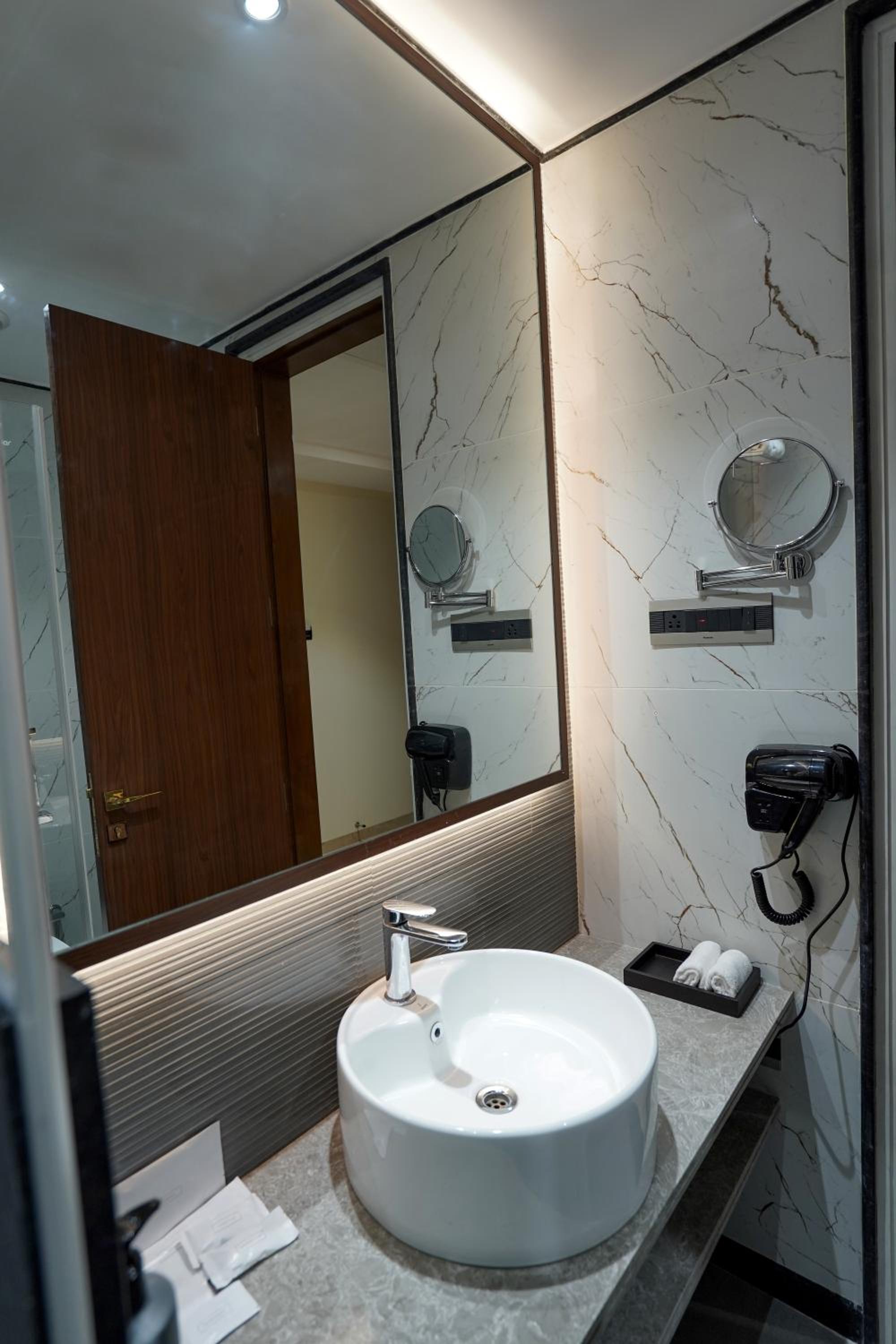 Superior King Room - Photo 6