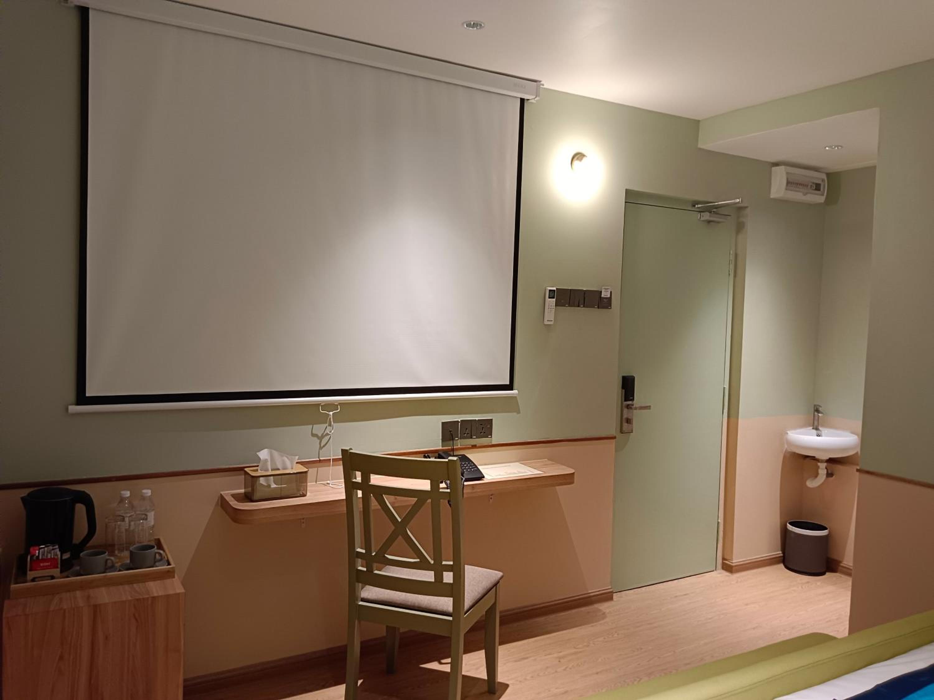 Premier Deluxe King with Karaoke Speaker photo 3