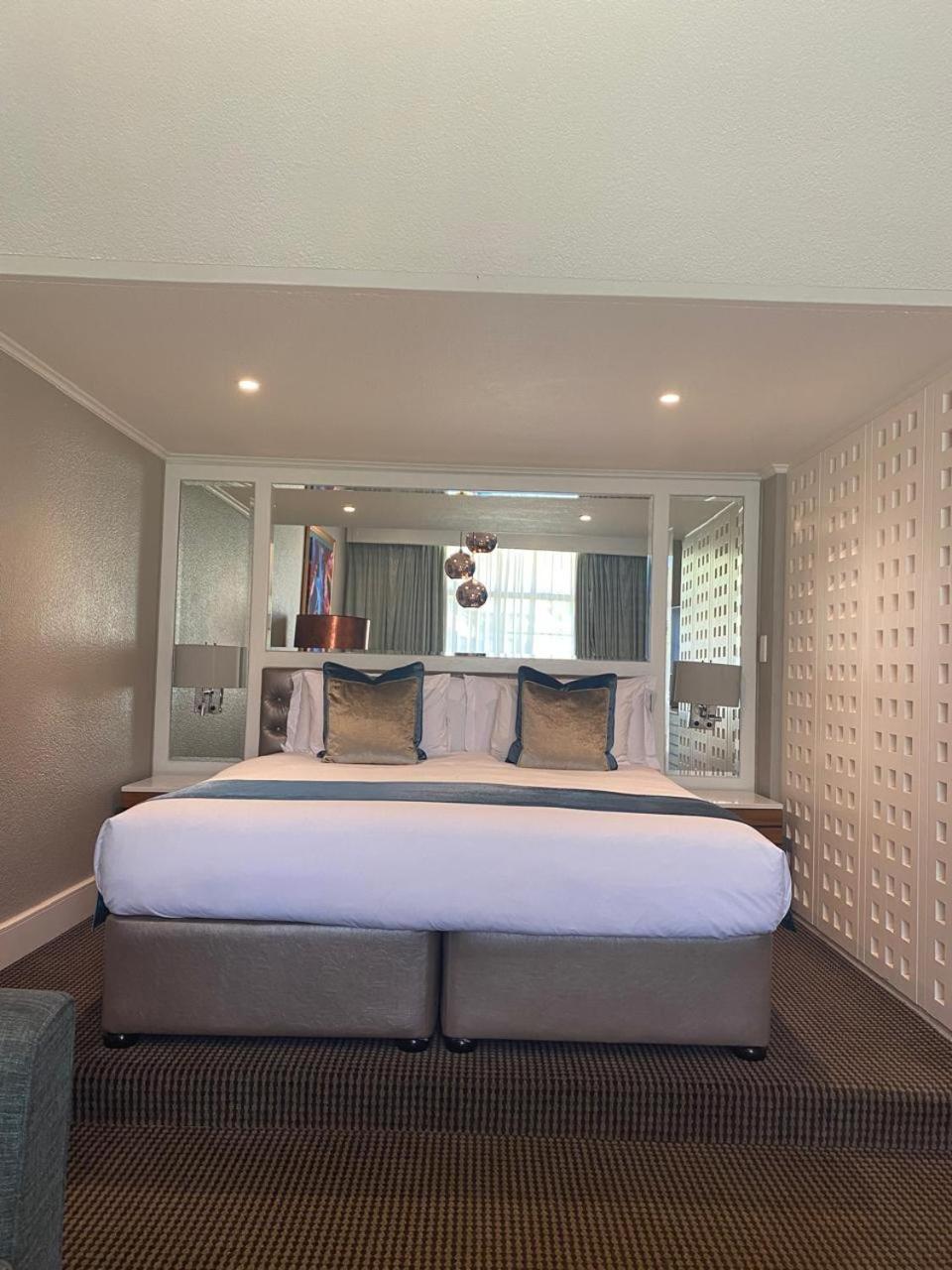 Executive Suite - Photo 3