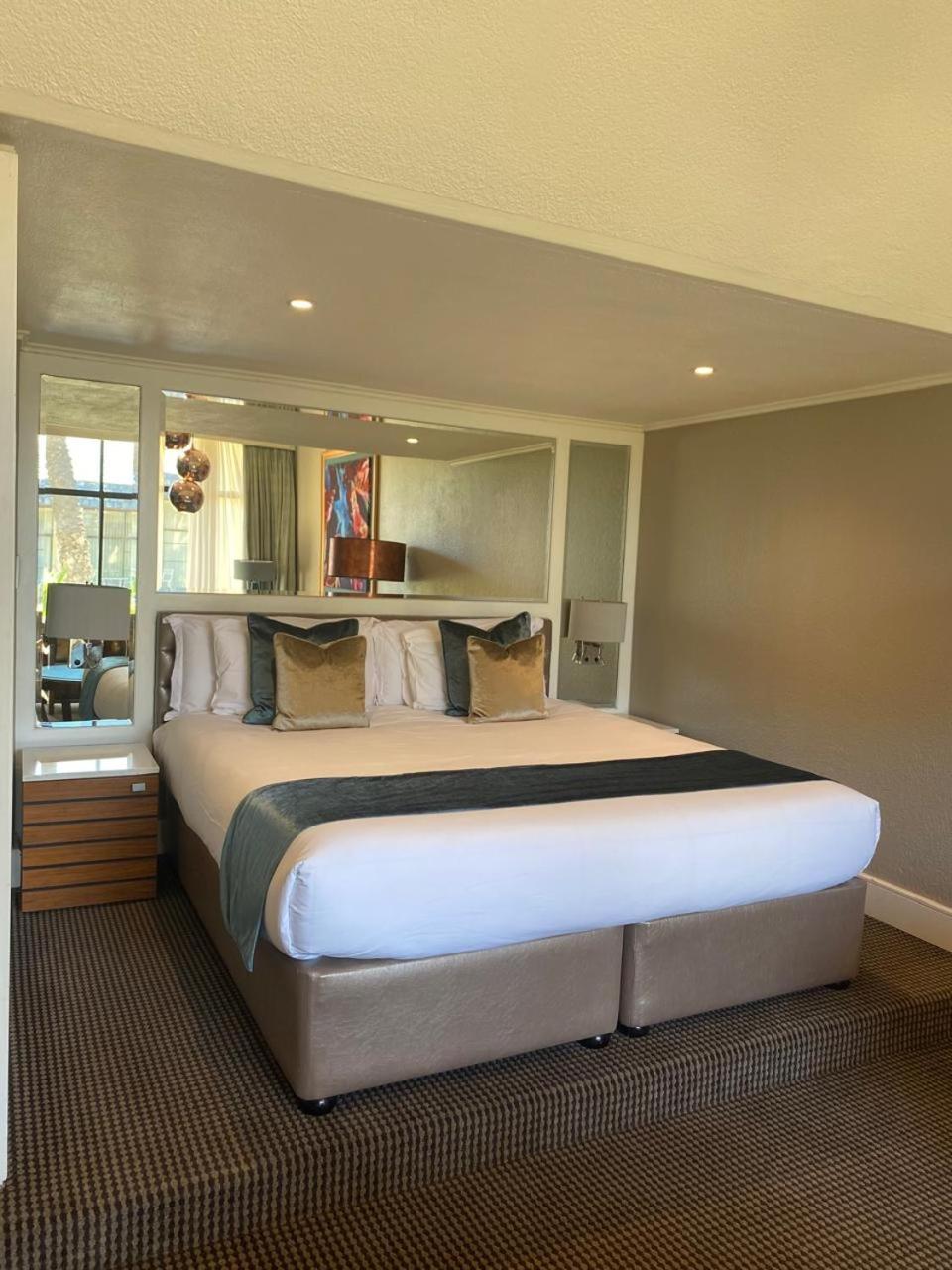 Executive Suite - Photo 4