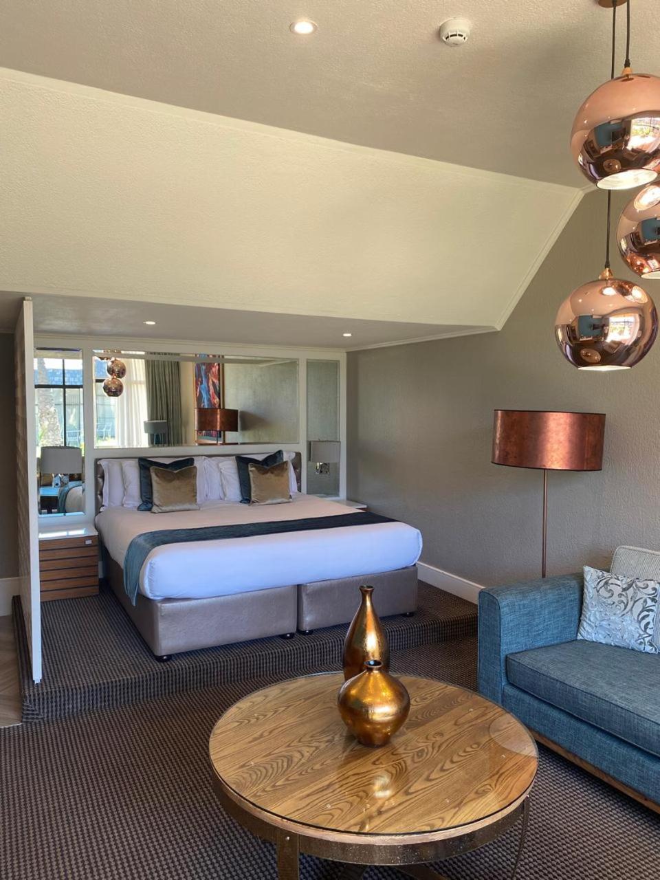 Executive Suite - Photo 2