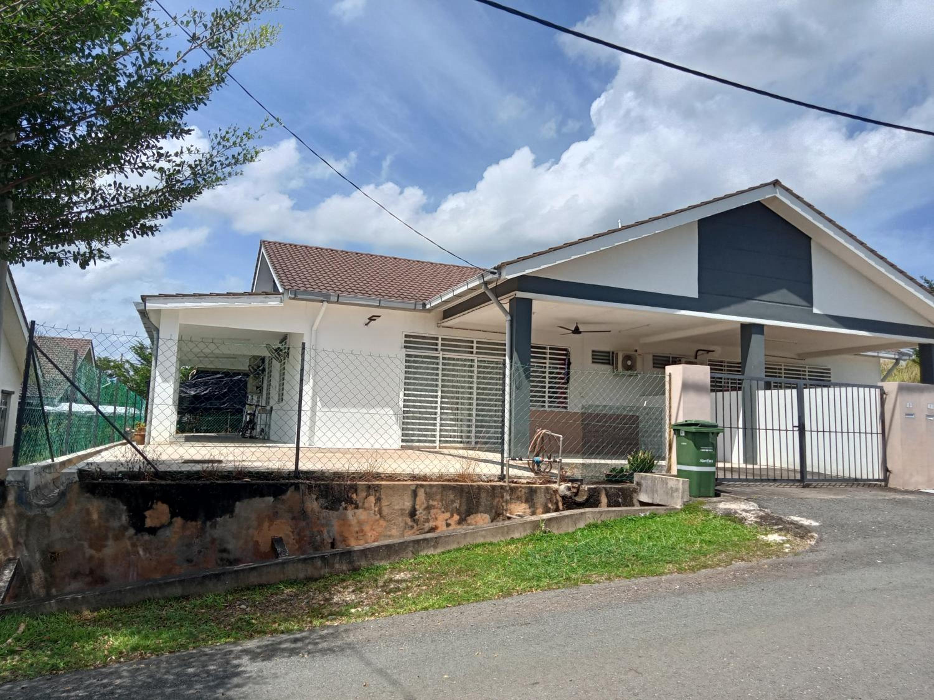 Three-Bedroom House photo 1