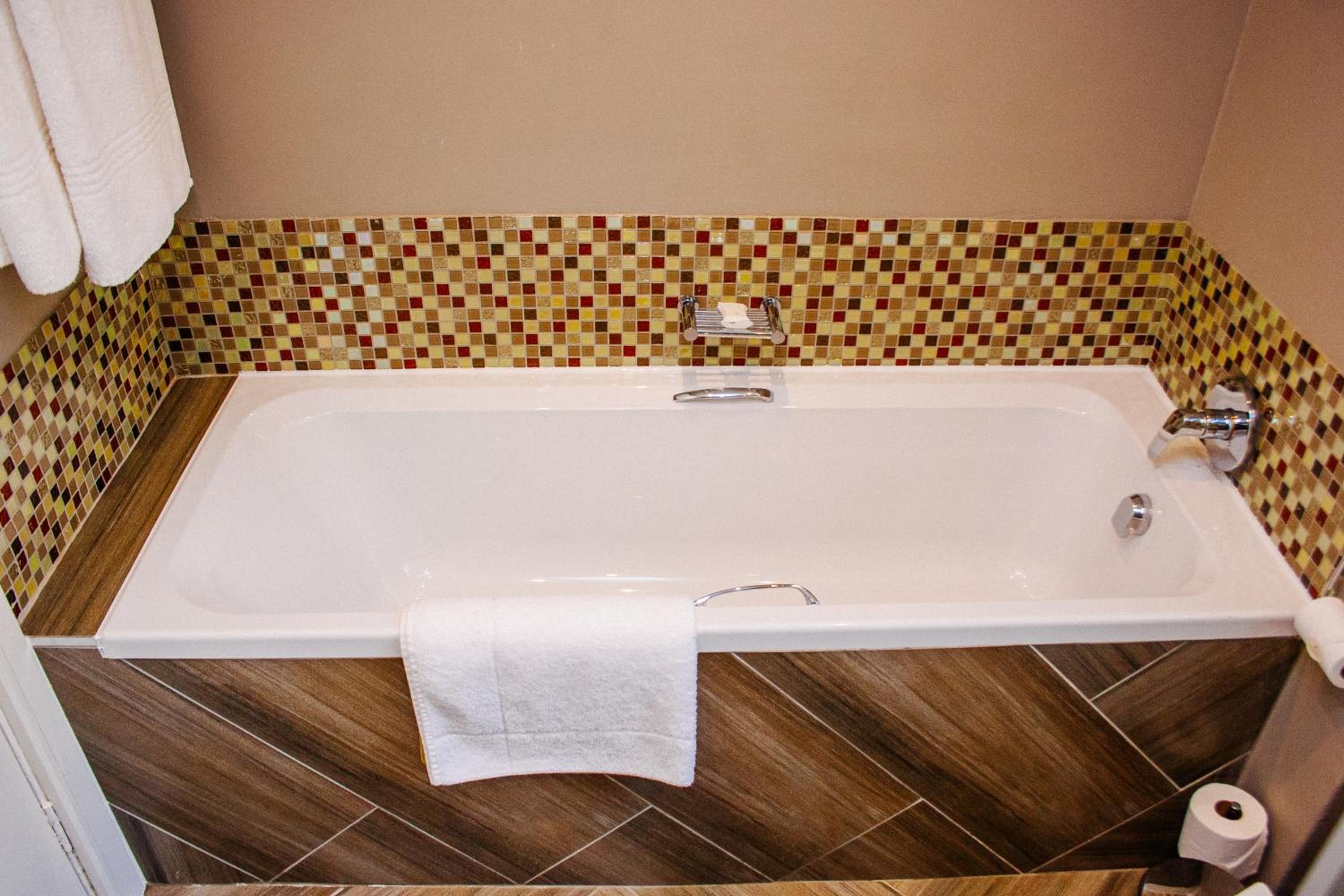 Executive Suite - Photo 6