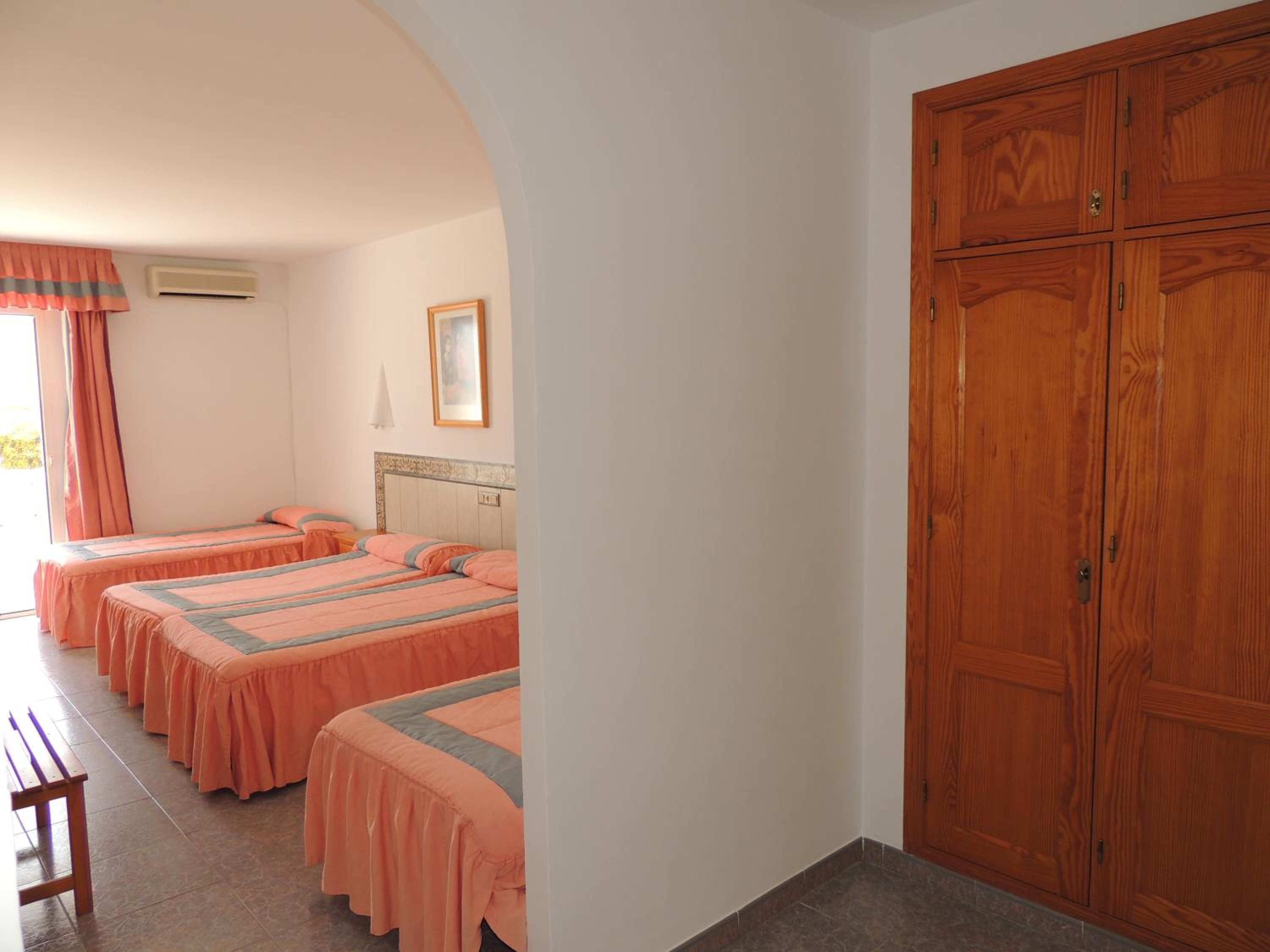Quadruple Room with Balcony photo 3
