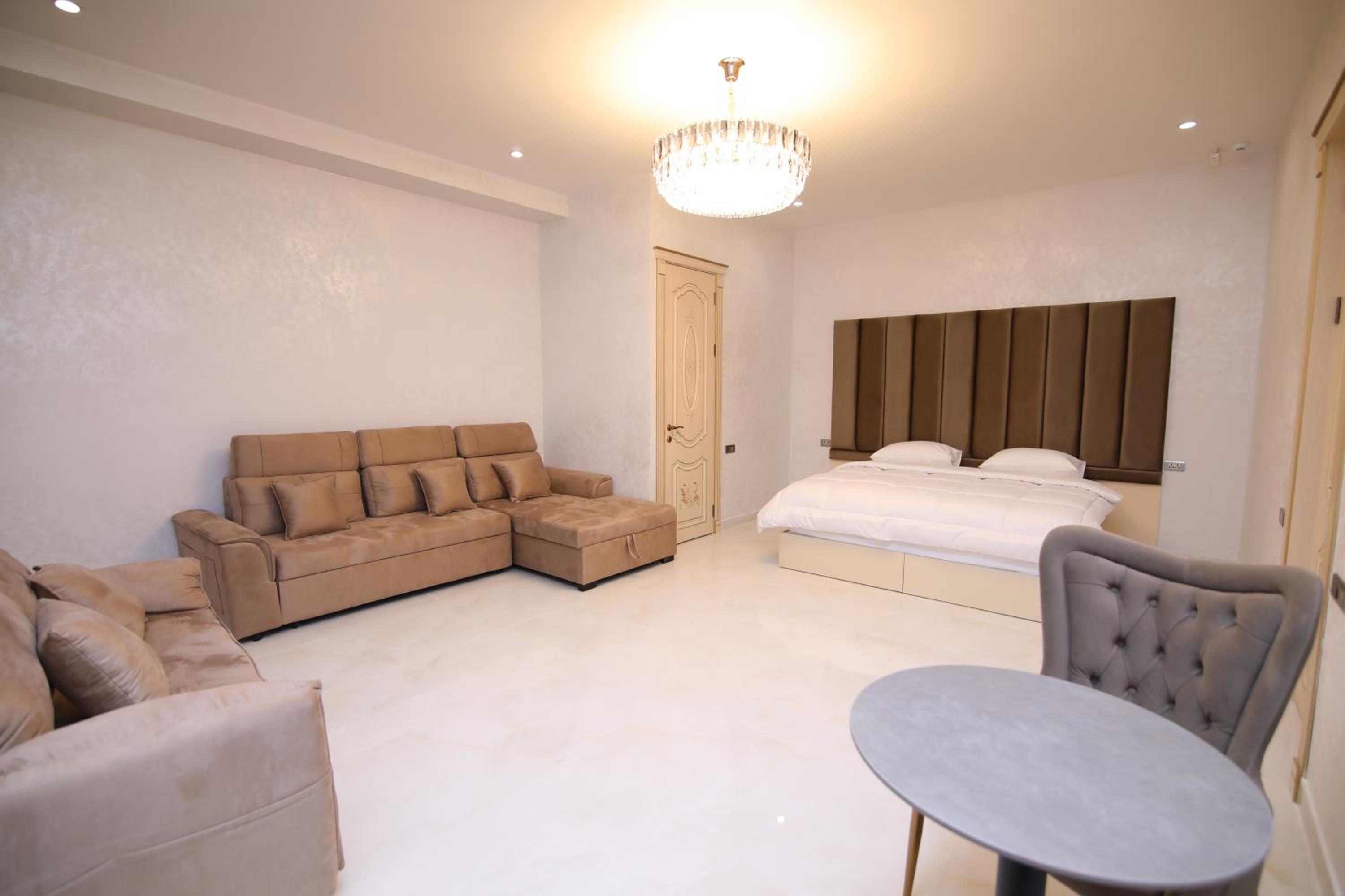 Deluxe King Suite