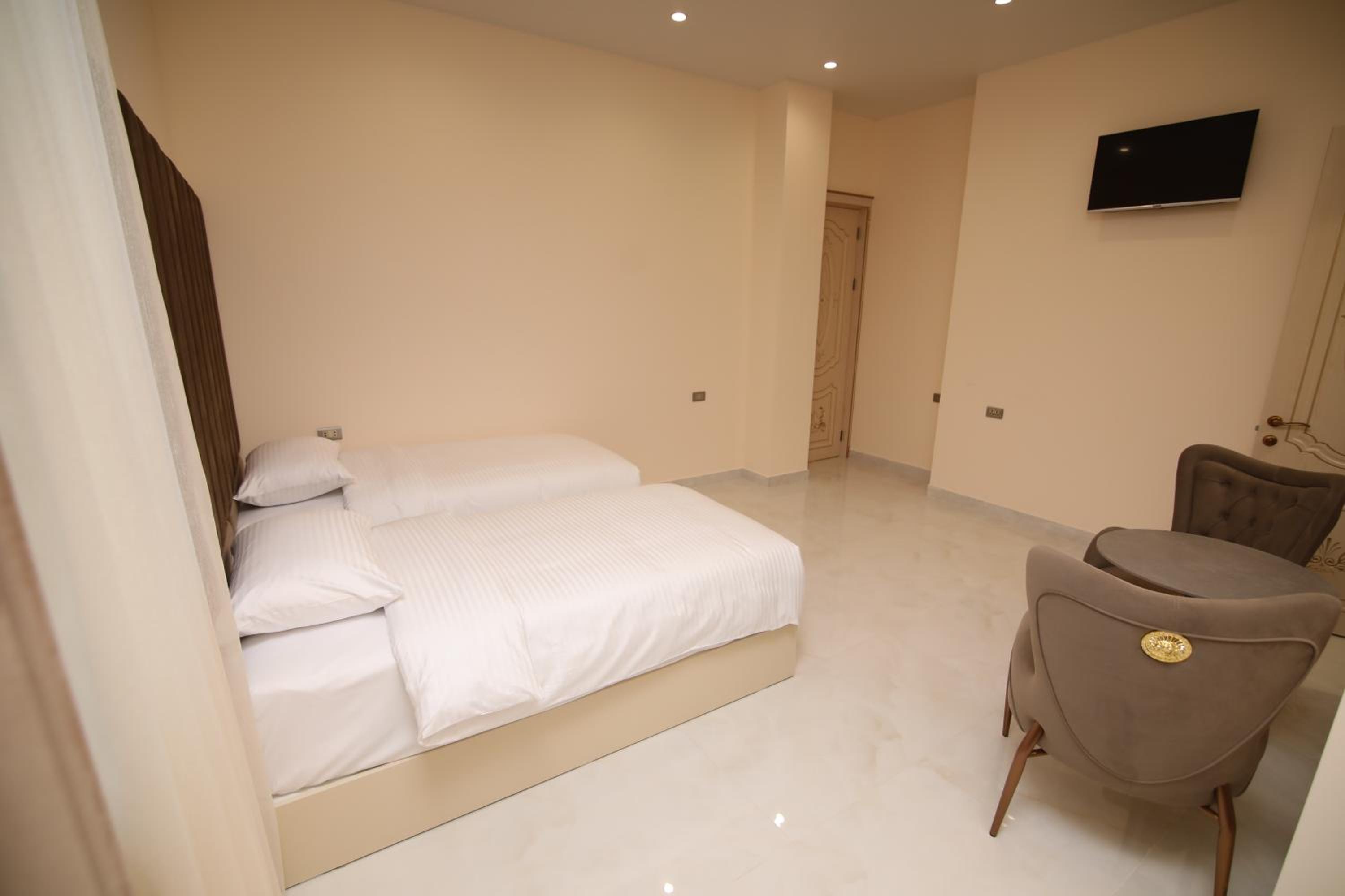 Large Double Or Twin Room photo 3