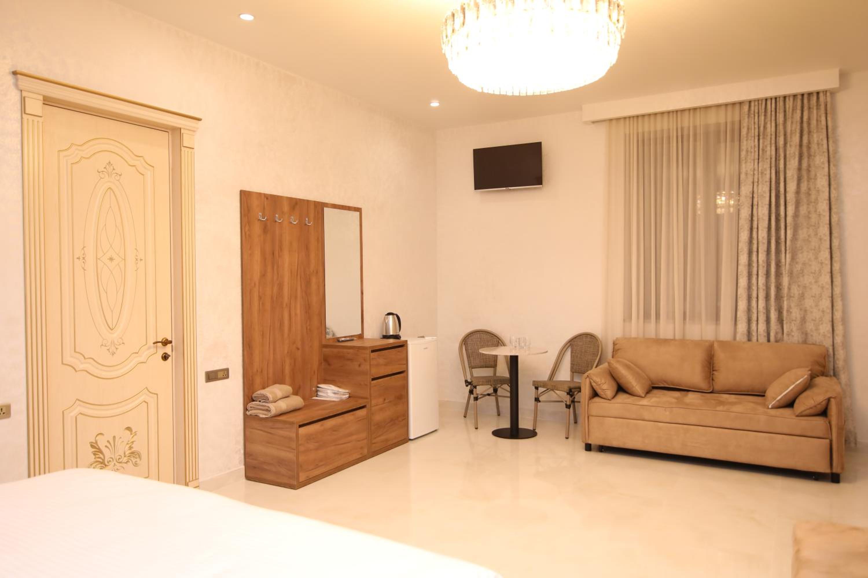 Deluxe King Suite photo 3