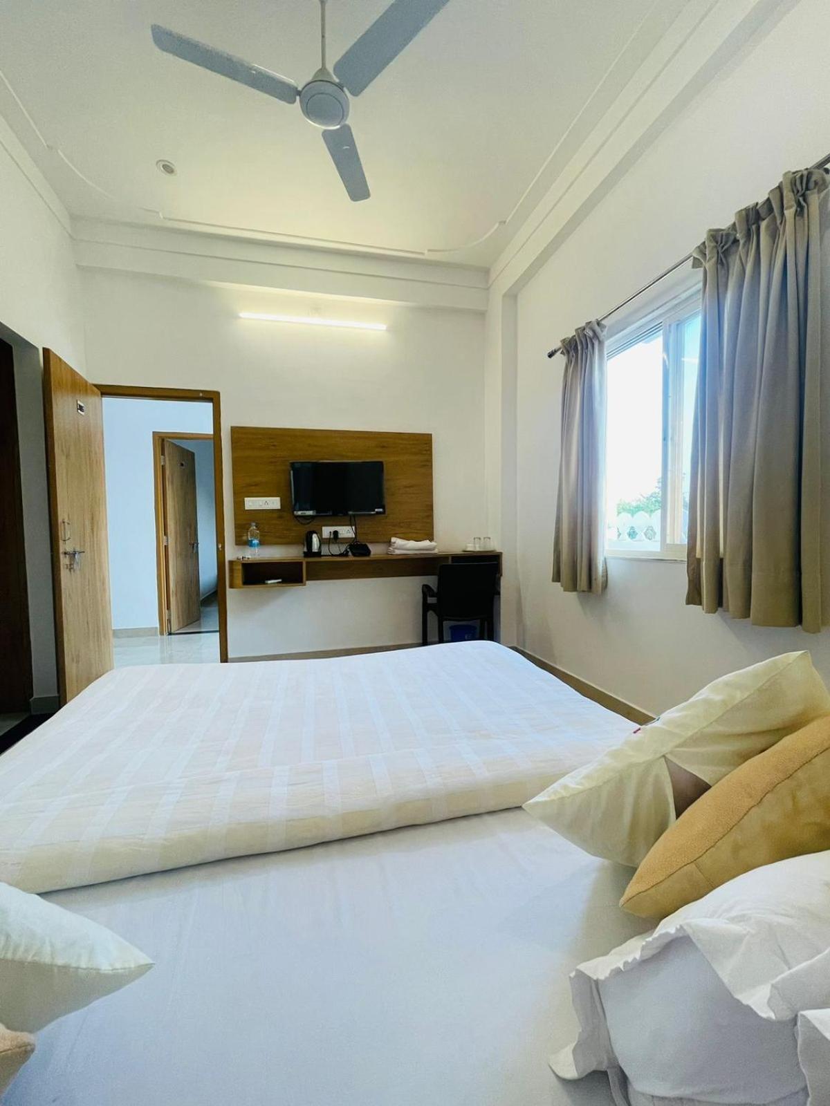 Deluxe Double Room - Photo 12