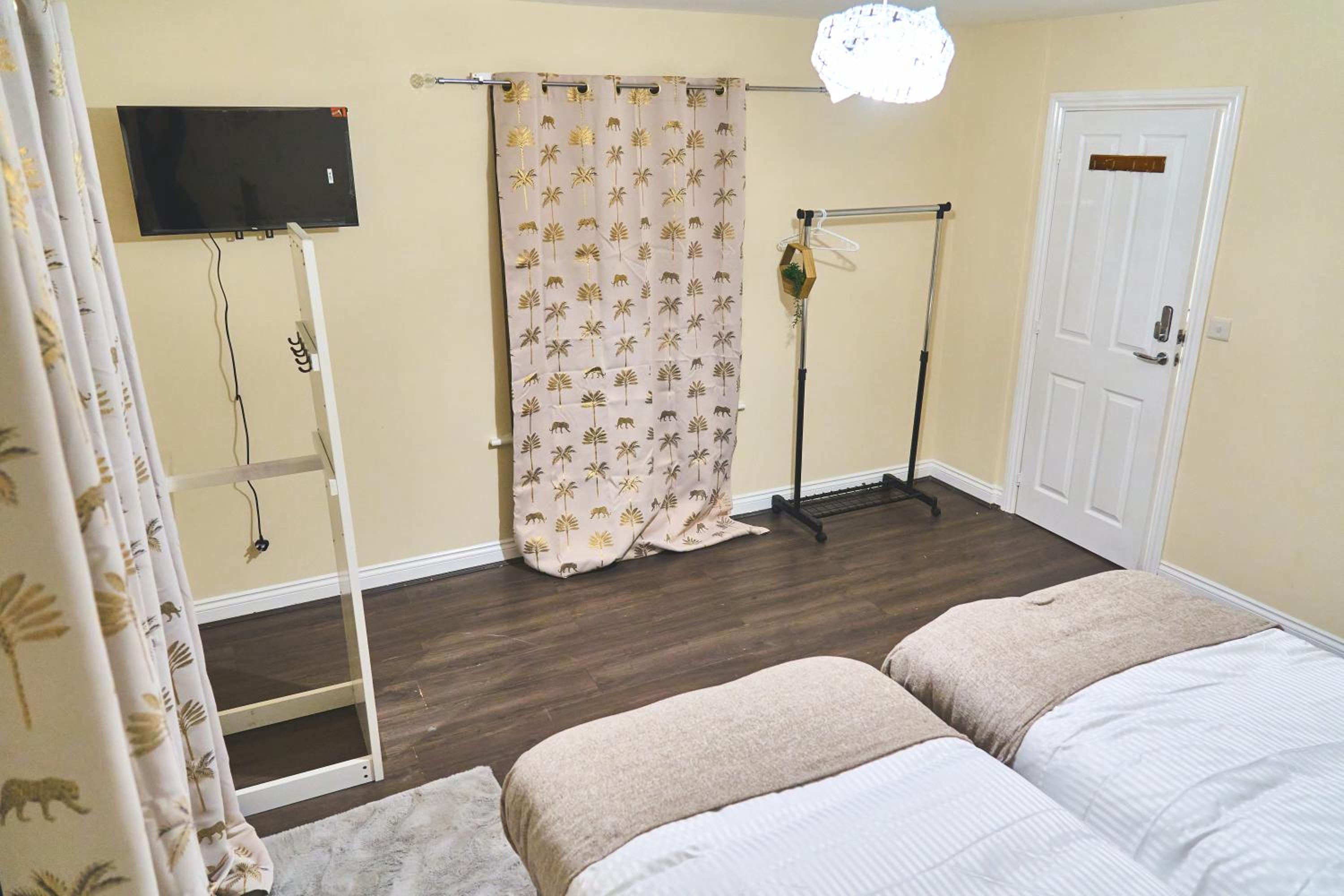 Standard Twin Room with Shared Bathroom photo 3