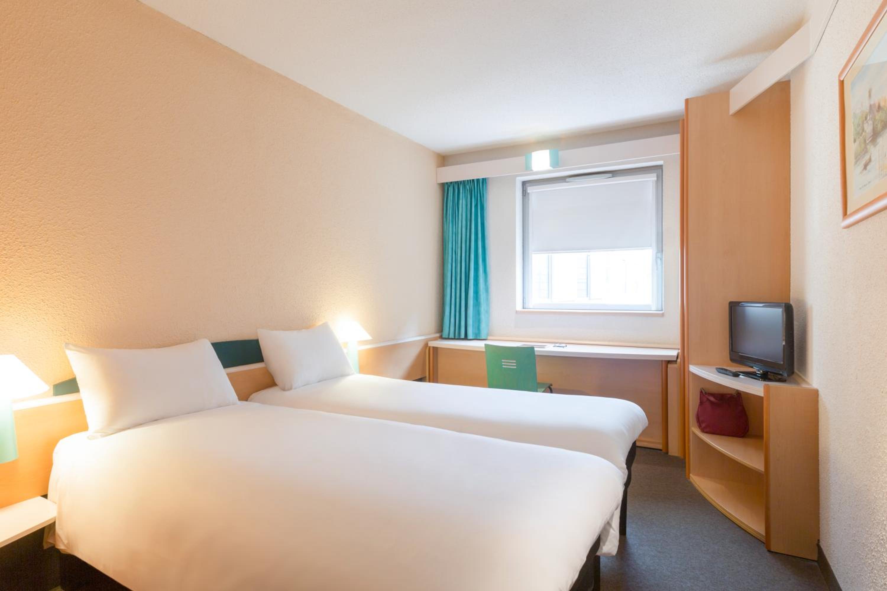 Standard Twin Room - Photo 7