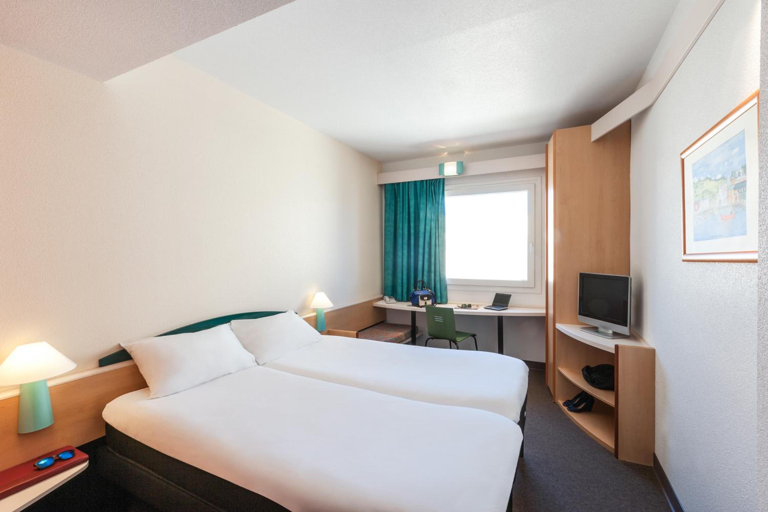 Standard Twin Room - Photo 2