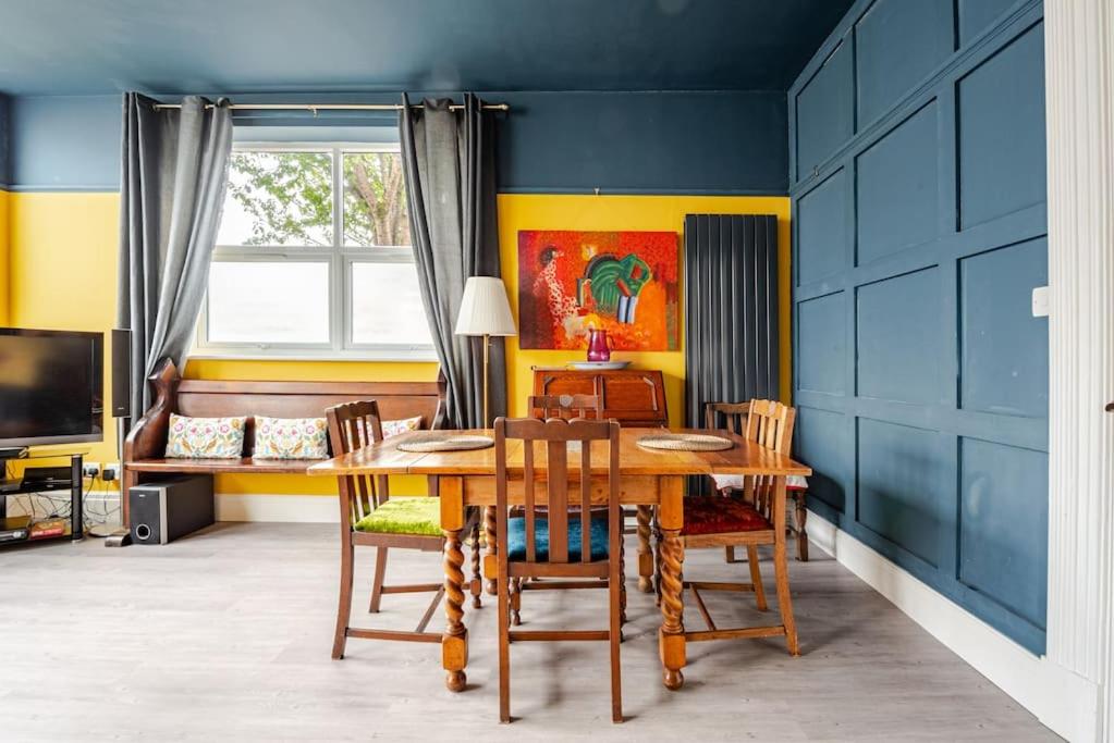 Seven-Bedroom House photo 3