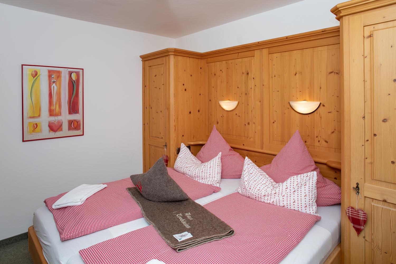 One-Bedroom Apartment with Balcony and Mountain View   photo 3
