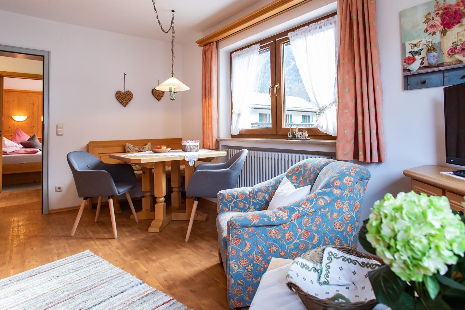 One-Bedroom Apartment with Balcony and Mountain View   photo 2