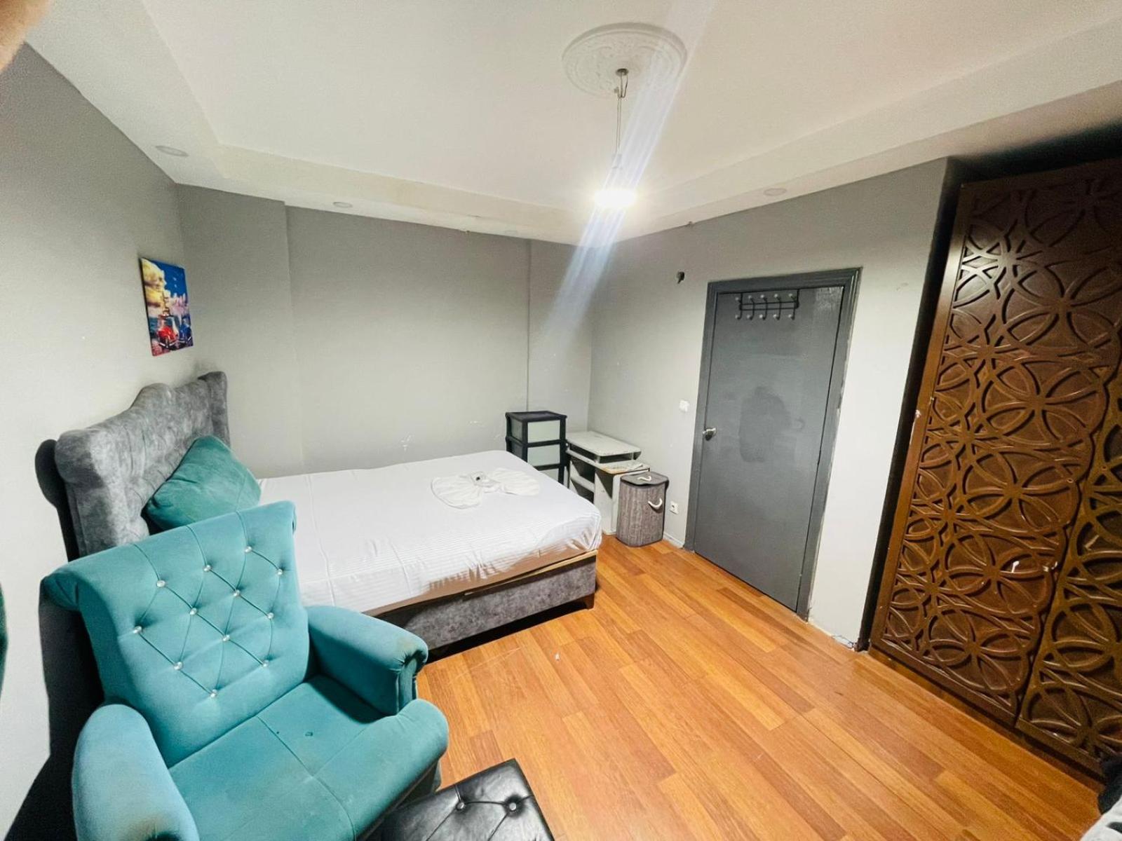One-Bedroom Apartment photo 1