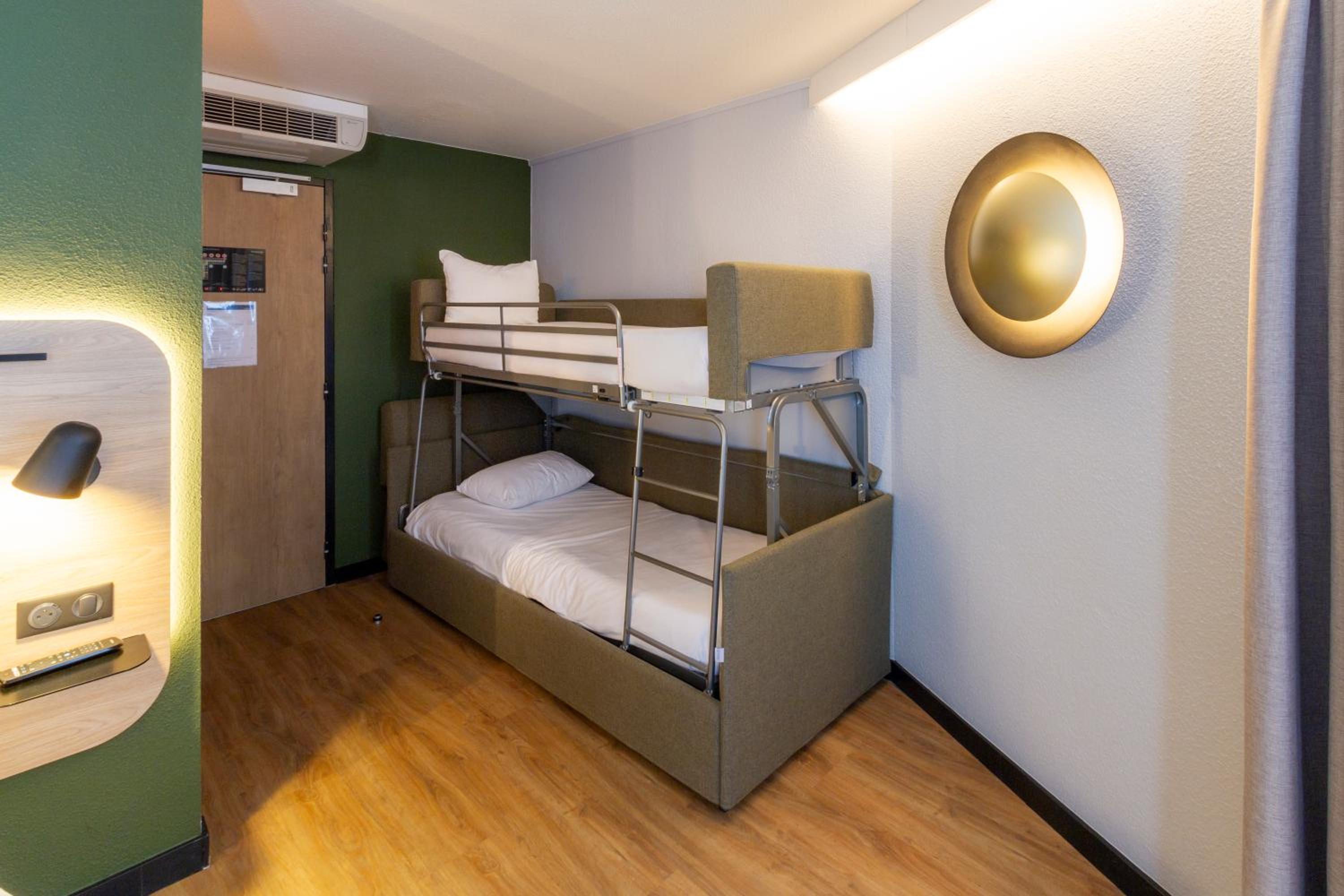 Standard room - 1 Queen Bed 1 Sofa Bunk bed