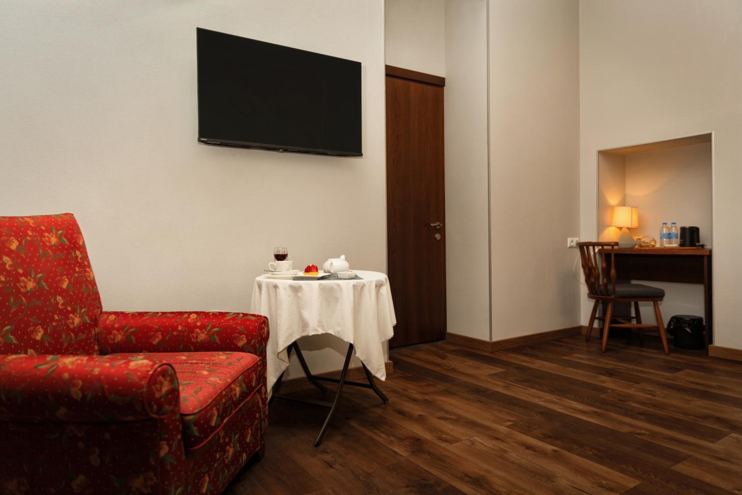 Deluxe Double or Twin Room - Photo 5