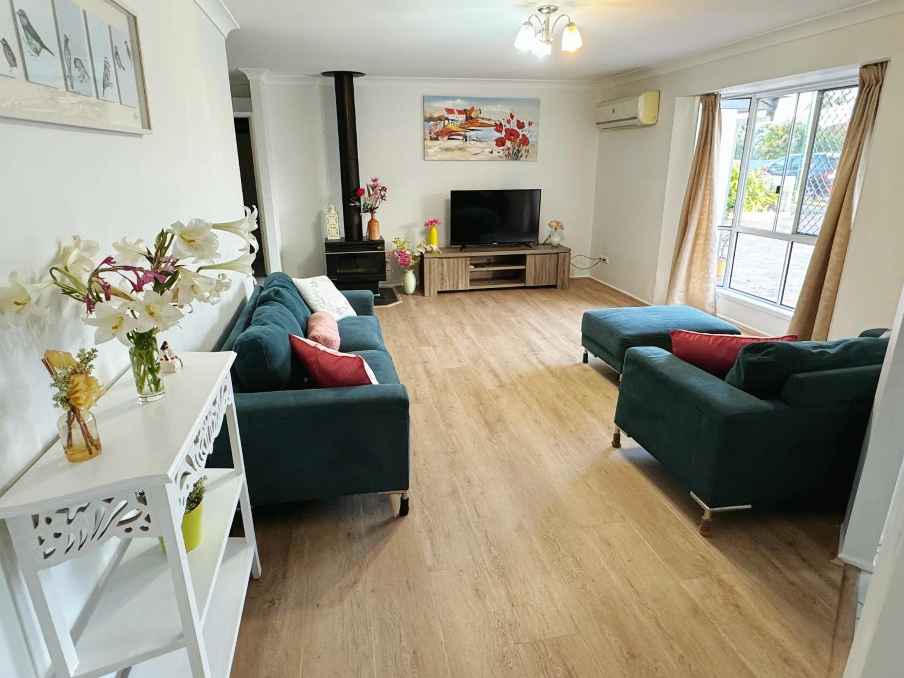 Five-Bedroom House photo 2