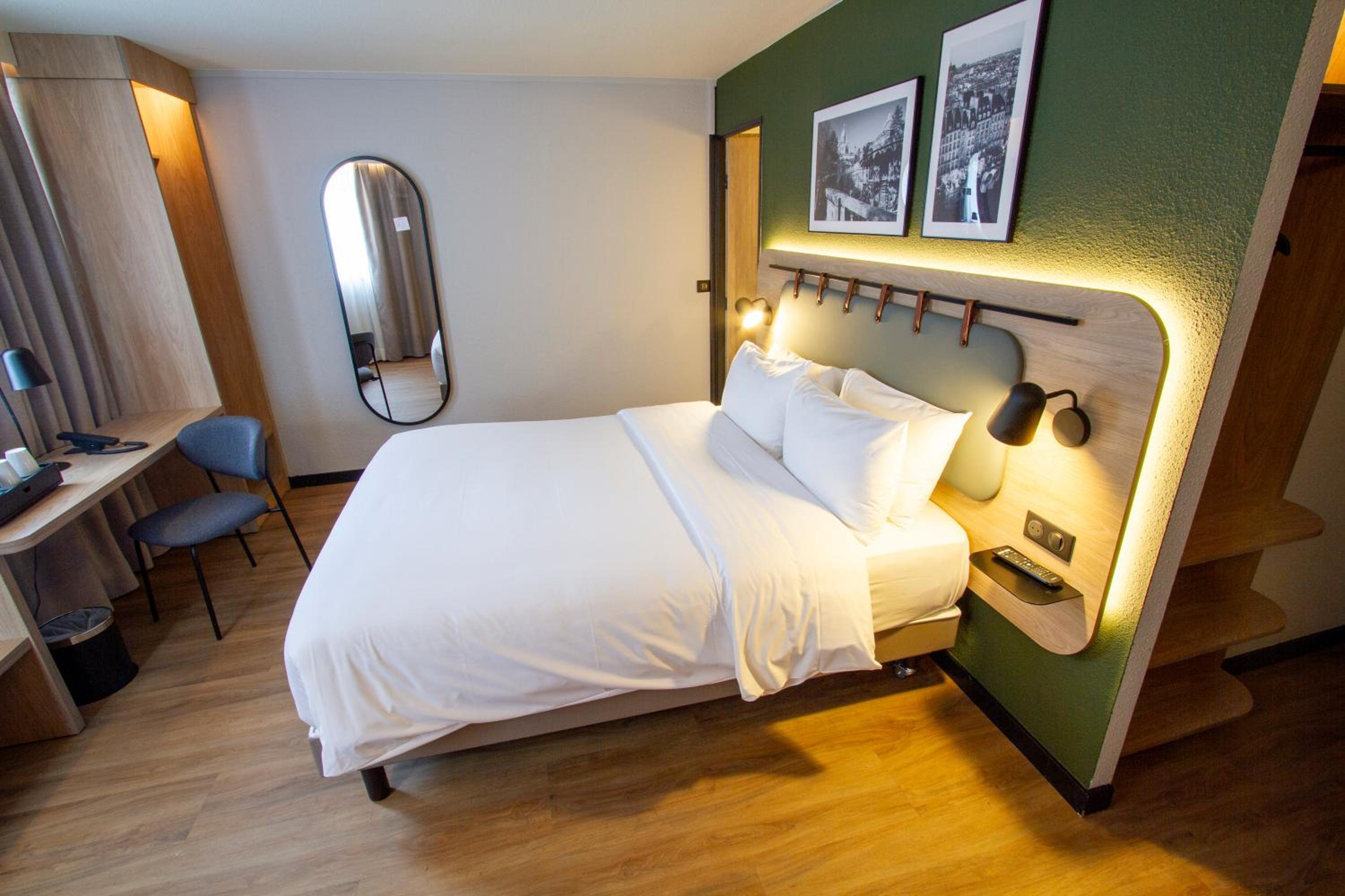 Standard room - 1 Queen Bed 1 Sofa Bunk bed
