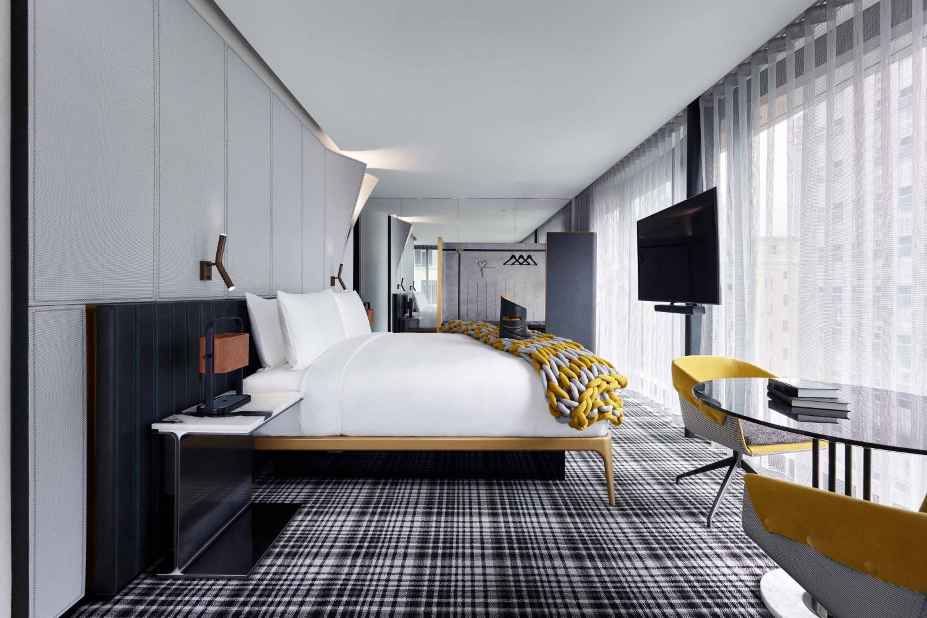 Supreme Suite, Suite, 1 King Super, Corner Room thumbnail 5