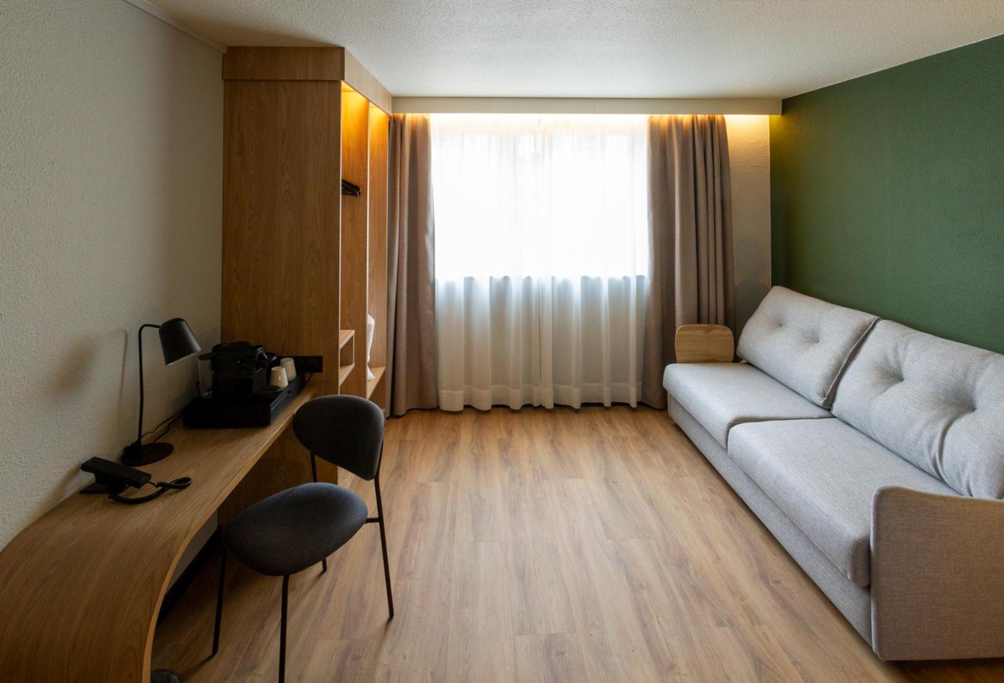 Premium Room - 1 Queen Bed thumbnail 5