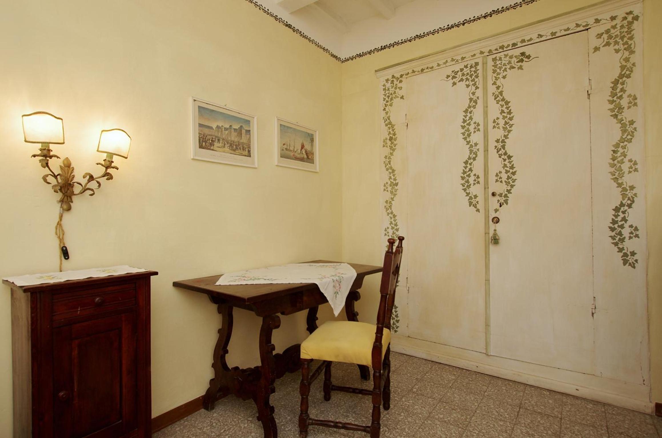 Deluxe Four-Bedroom Apartment - Photo 7