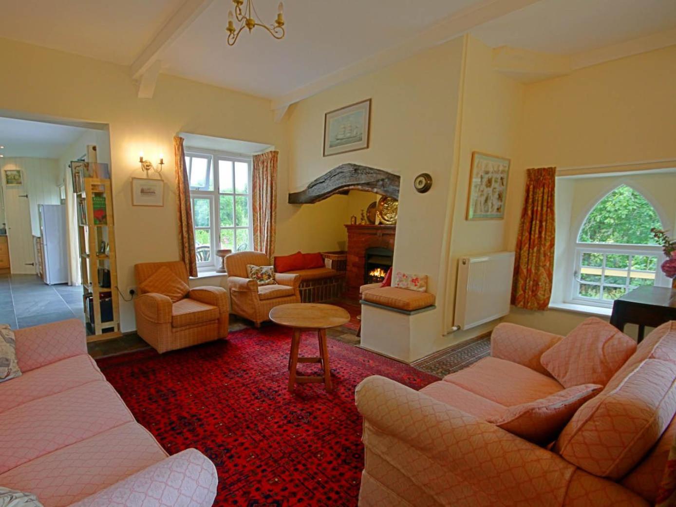 Three-Bedroom House photo 3
