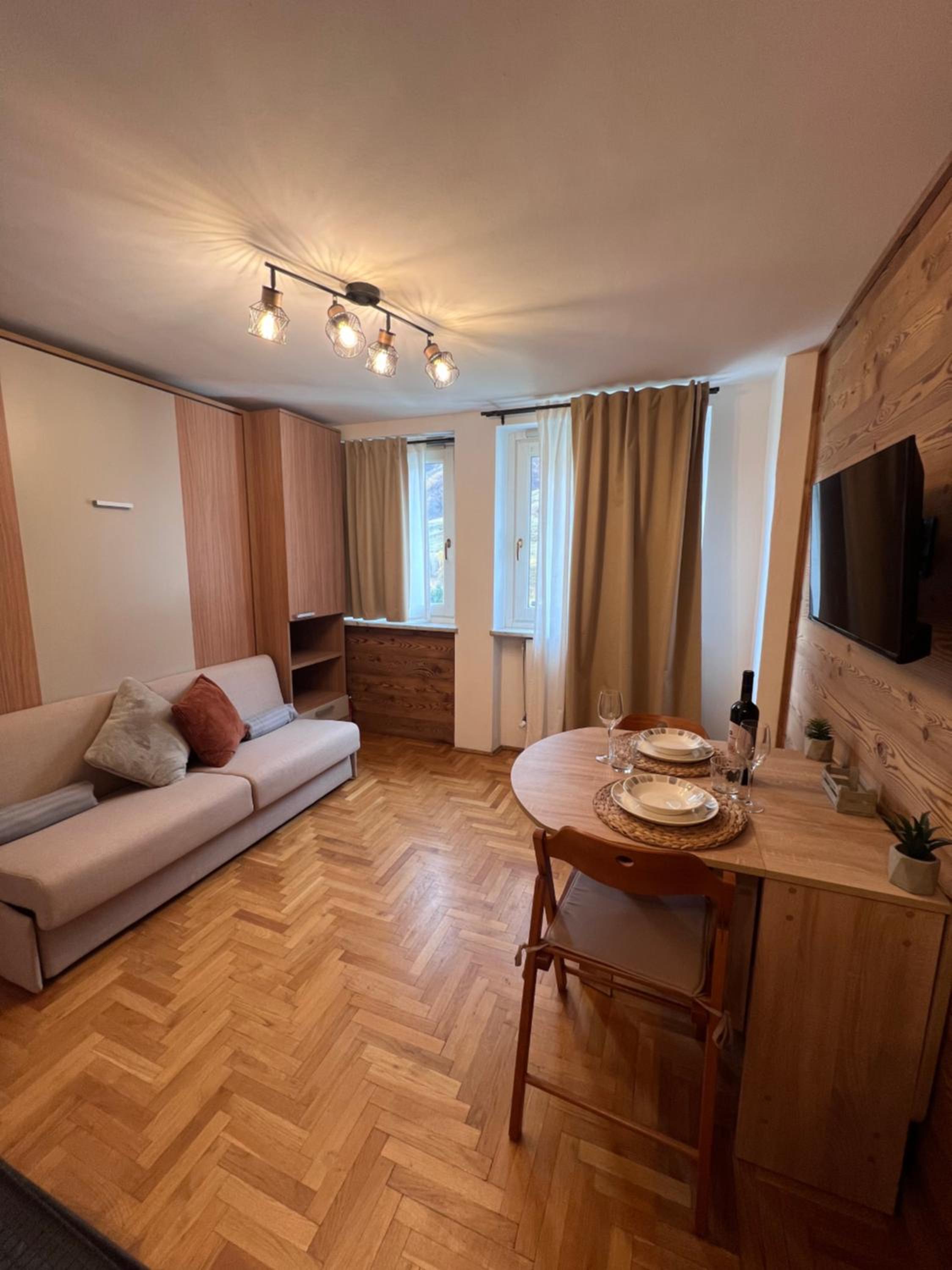 One-Bedroom Apartment photo 1