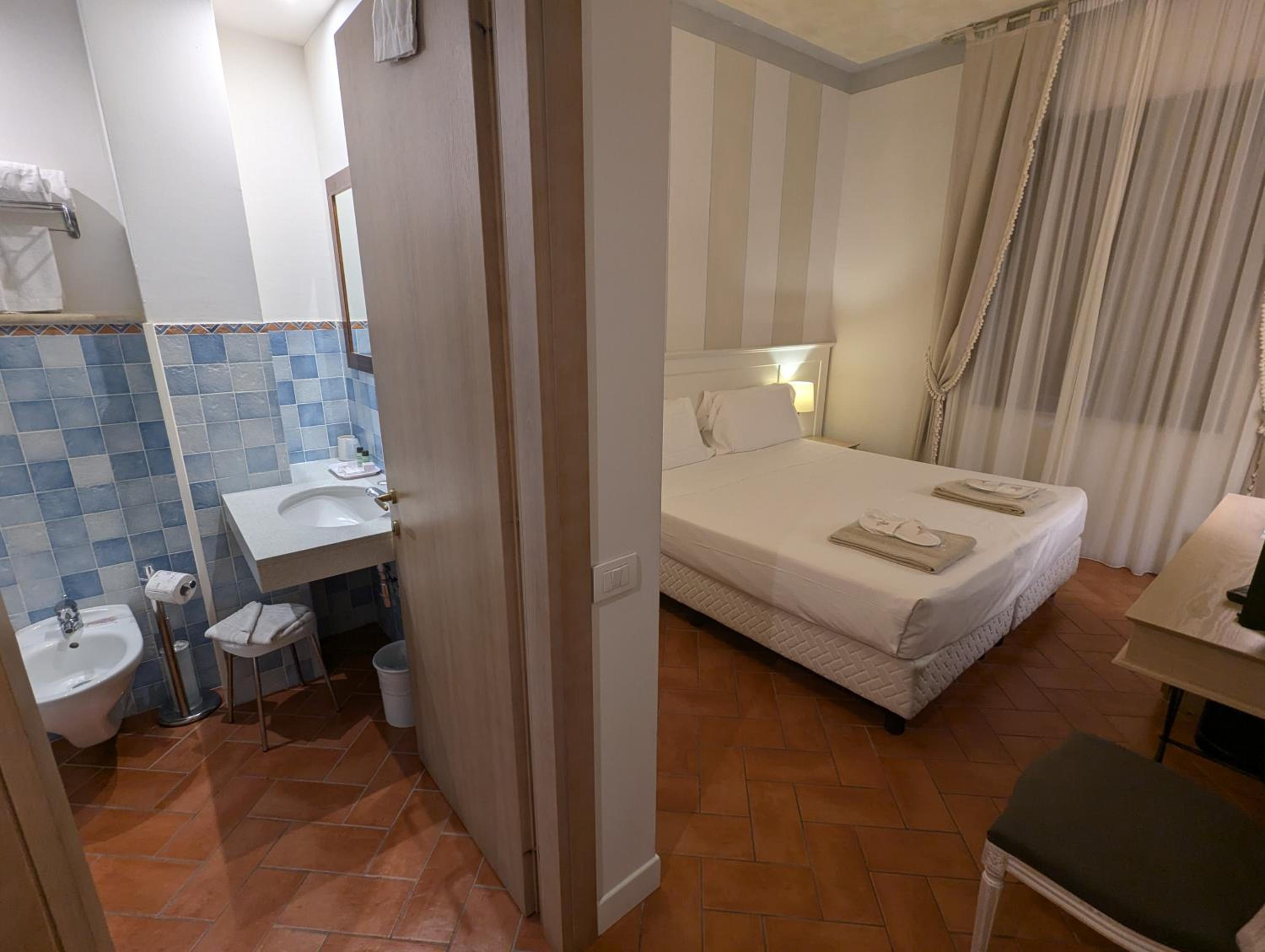 Standard Double Room - Photo 7