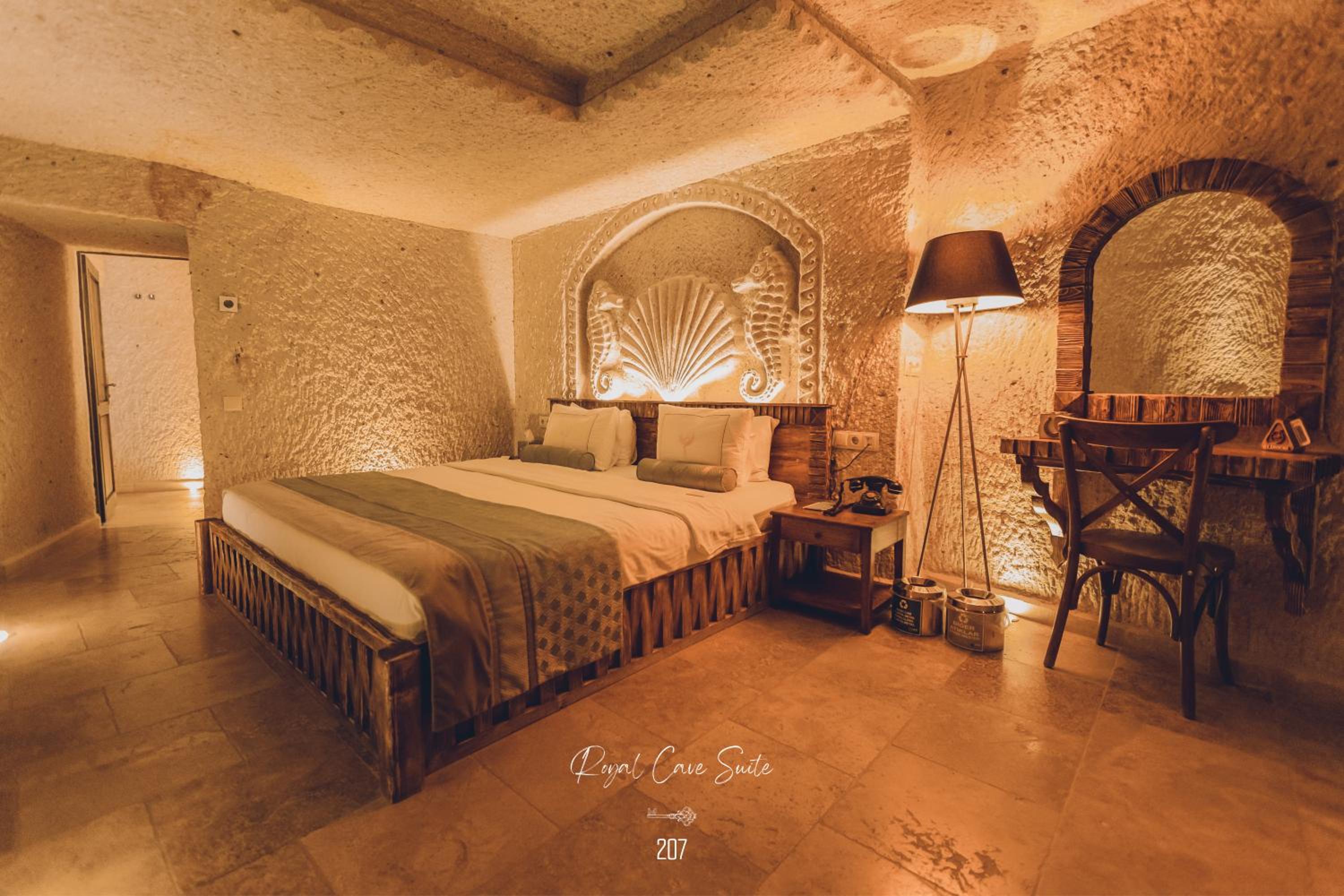 Royal Cave Suite with Jacuzzi - Photo 7
