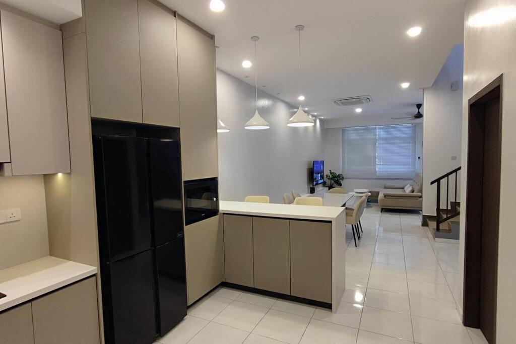 Five-Bedroom House photo 1