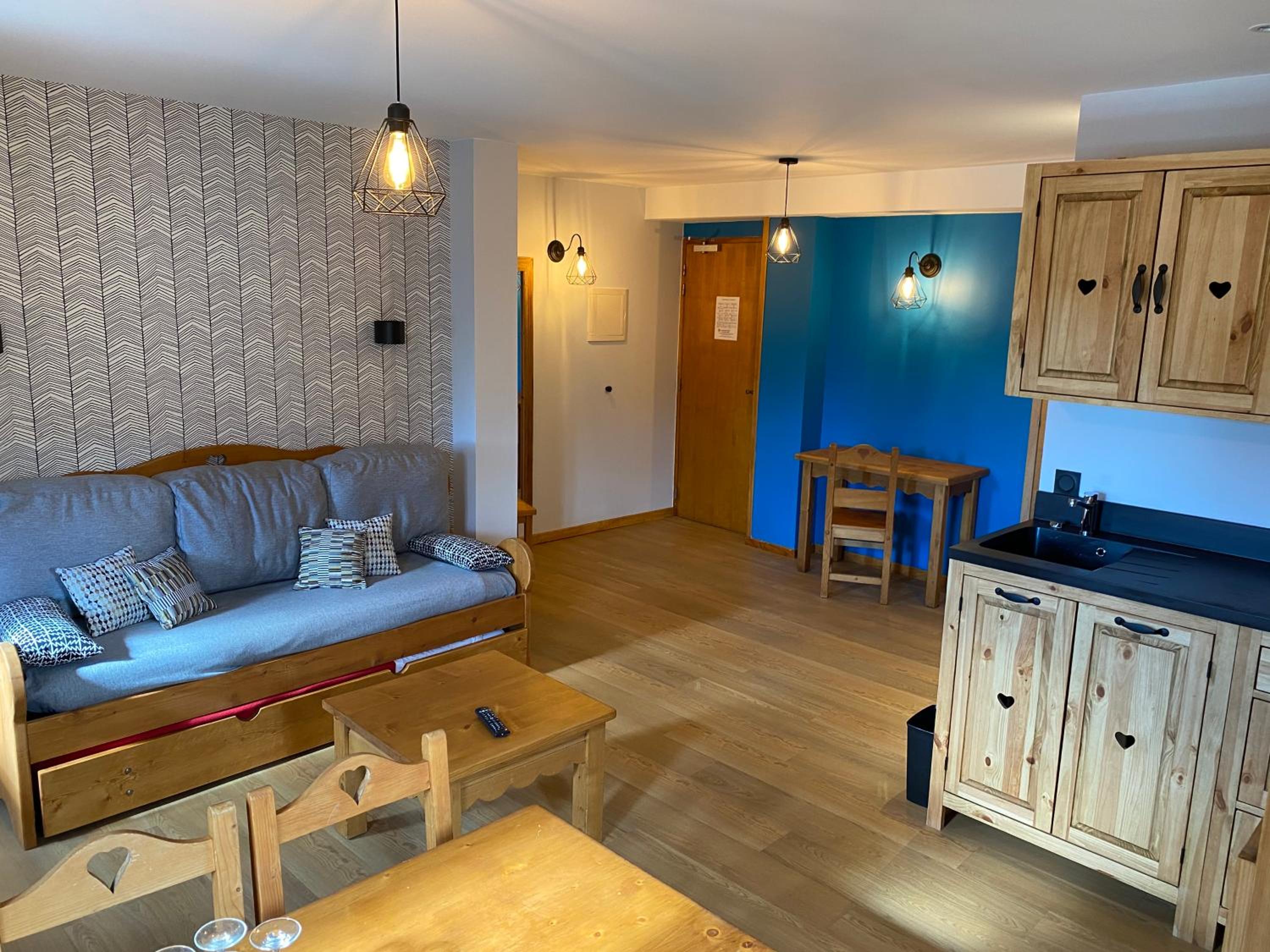 One-Bedroom Apartment with Balcony and Mountain View   photo 2