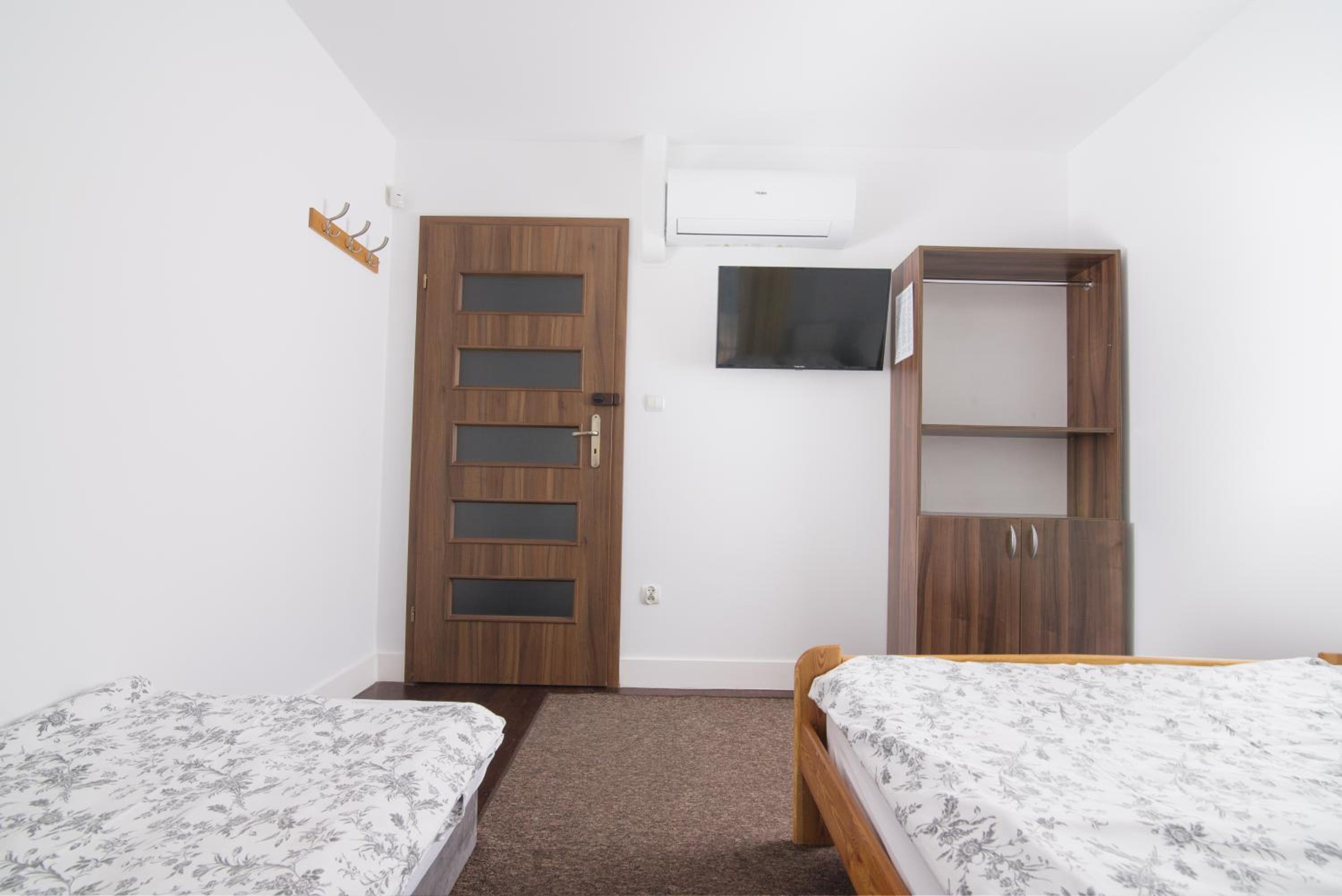 Basic Triple Room with Shared Bathroom photo 2