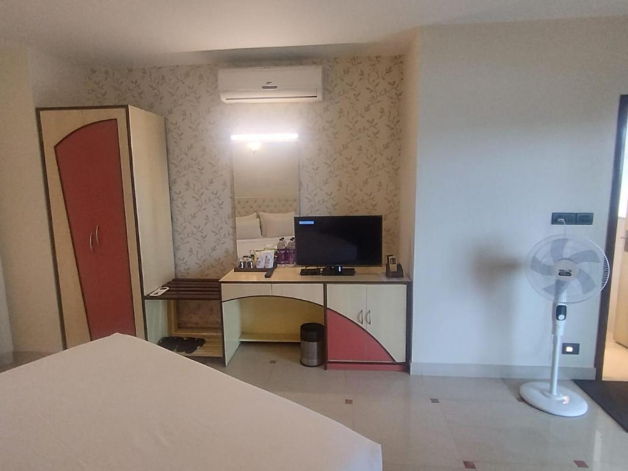 One-Bedroom Suite - Photo 5