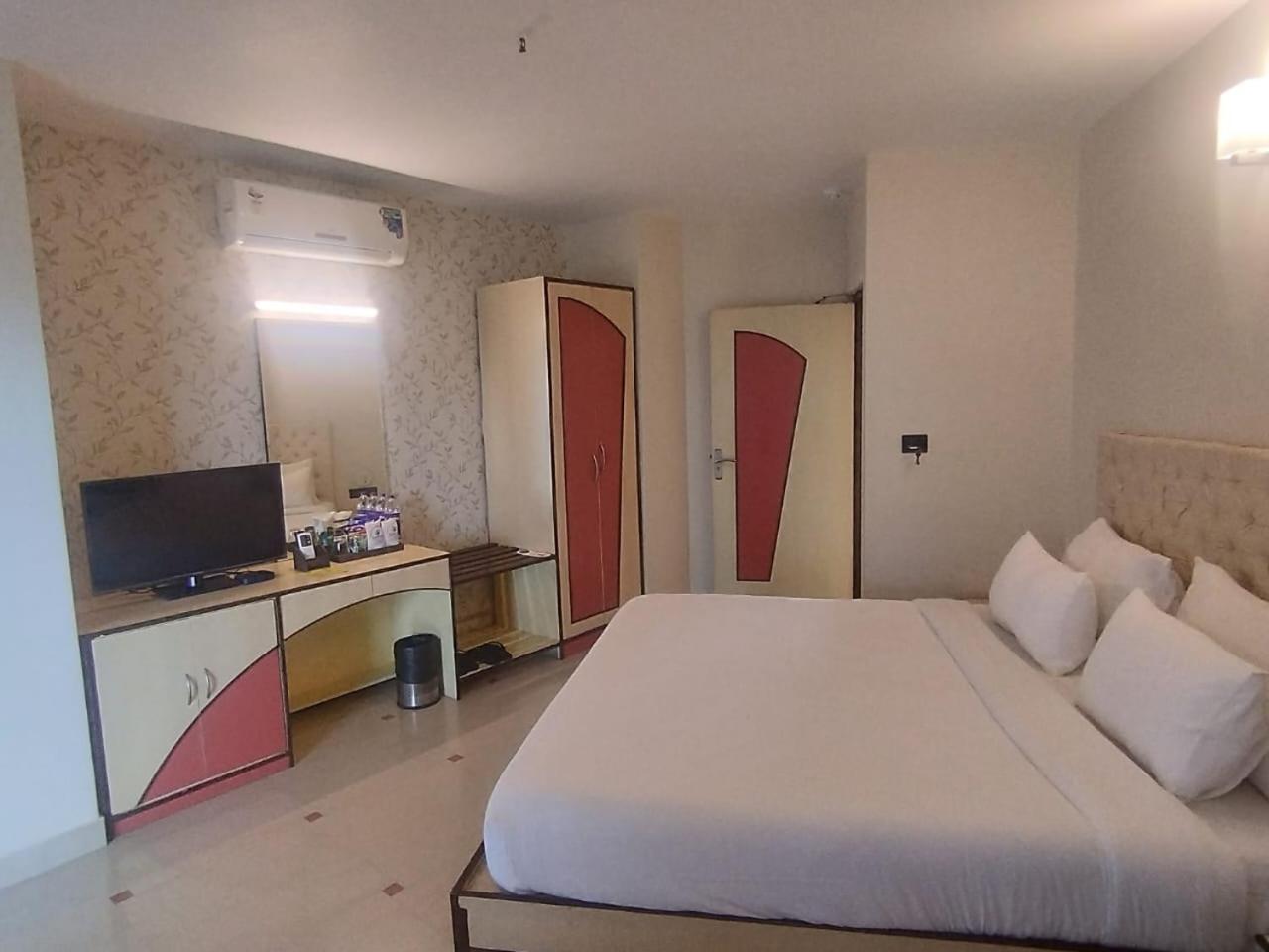 One-Bedroom Suite - Photo 2