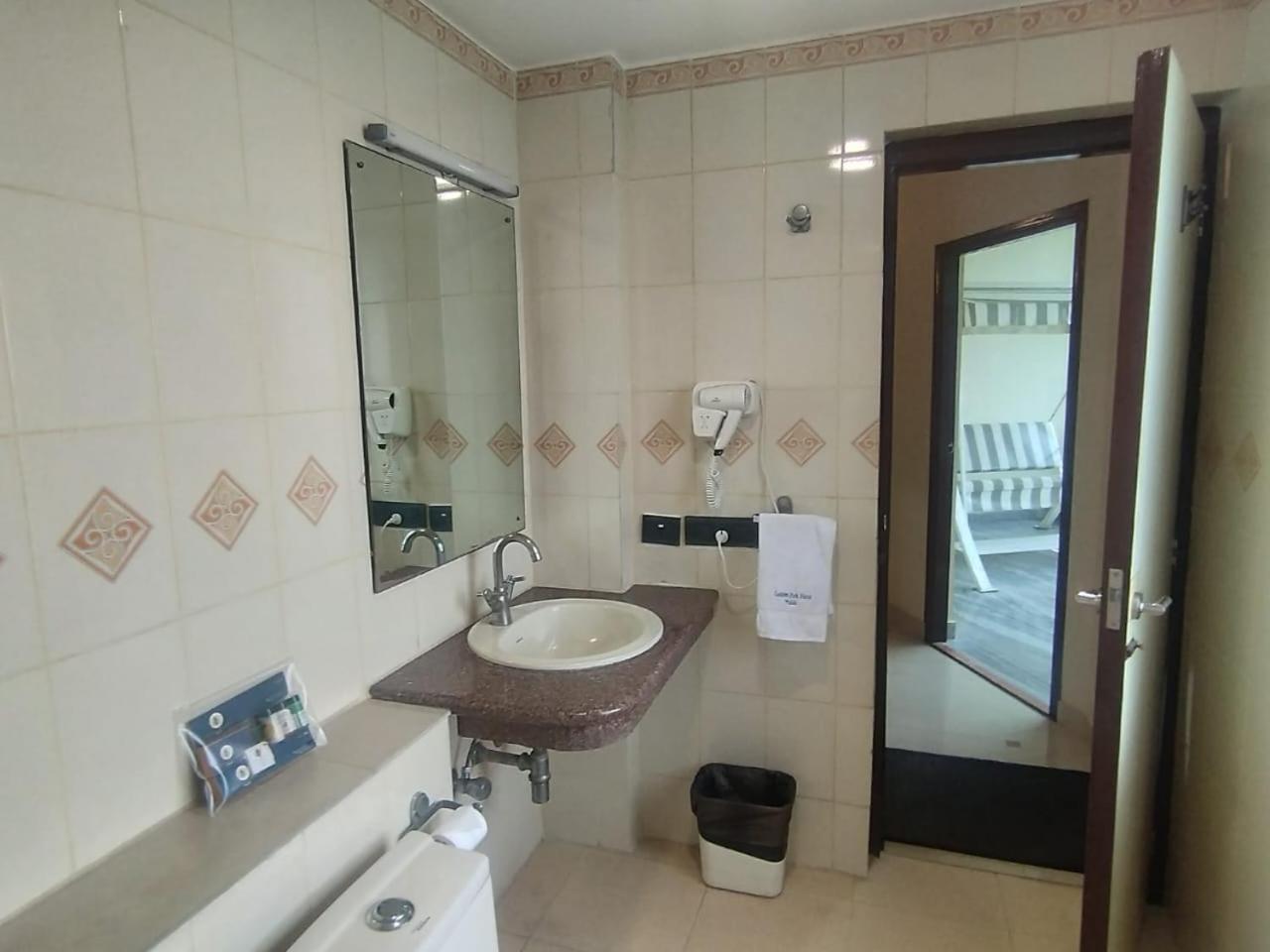 One-Bedroom Suite - Photo 6
