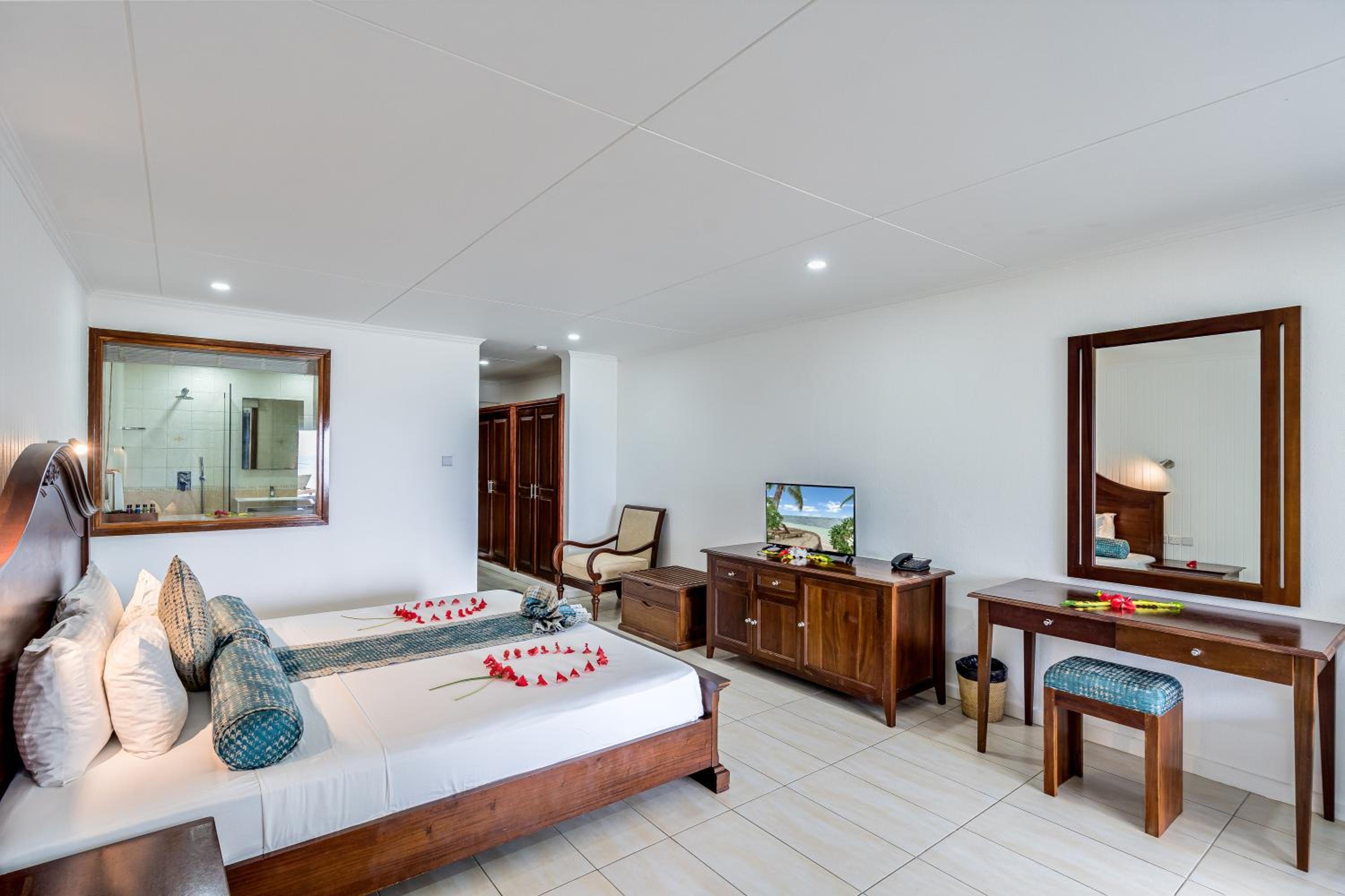 Two-Bedroom Suite - Photo 11