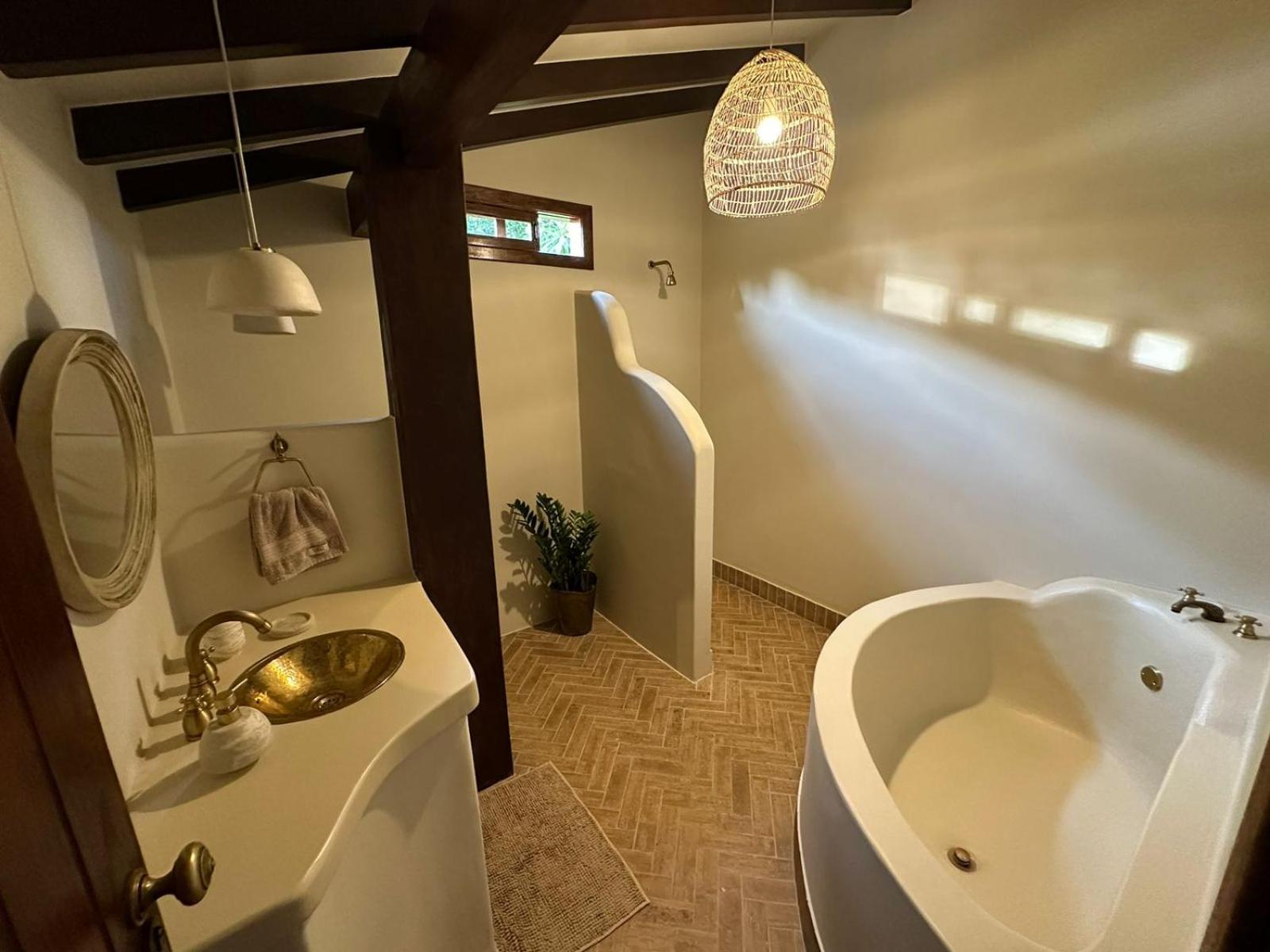 Deluxe Suite with Spa Bath - Photo 14