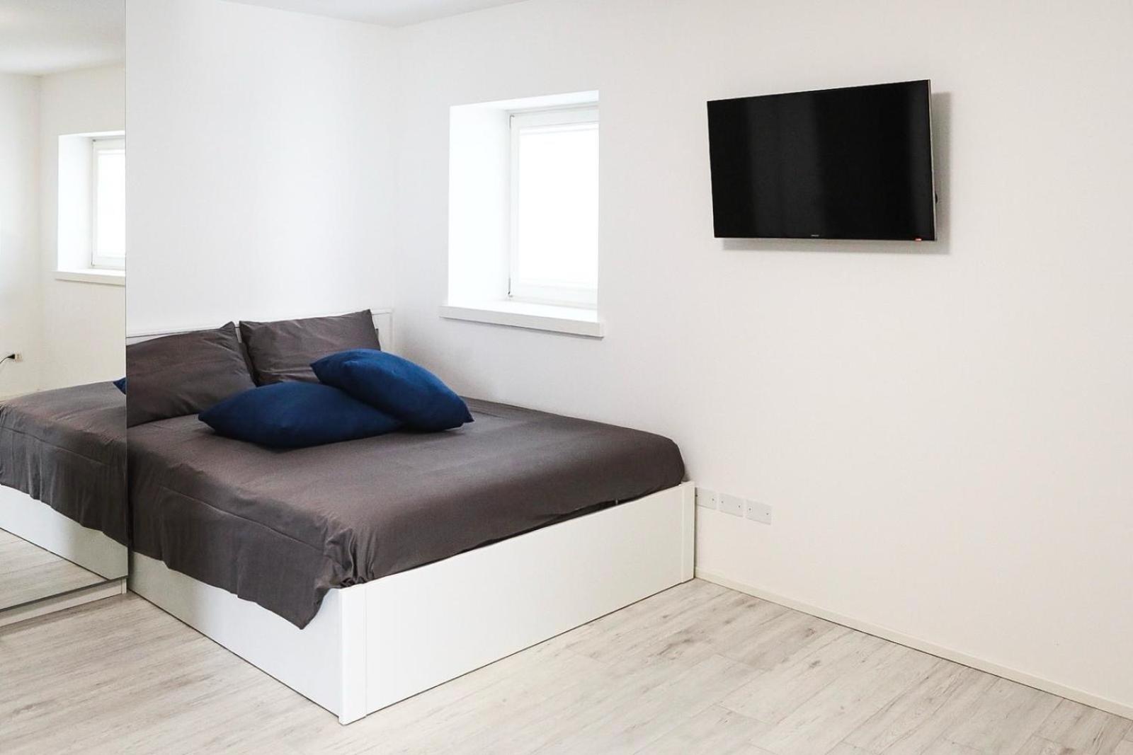One-Bedroom Apartment photo 1