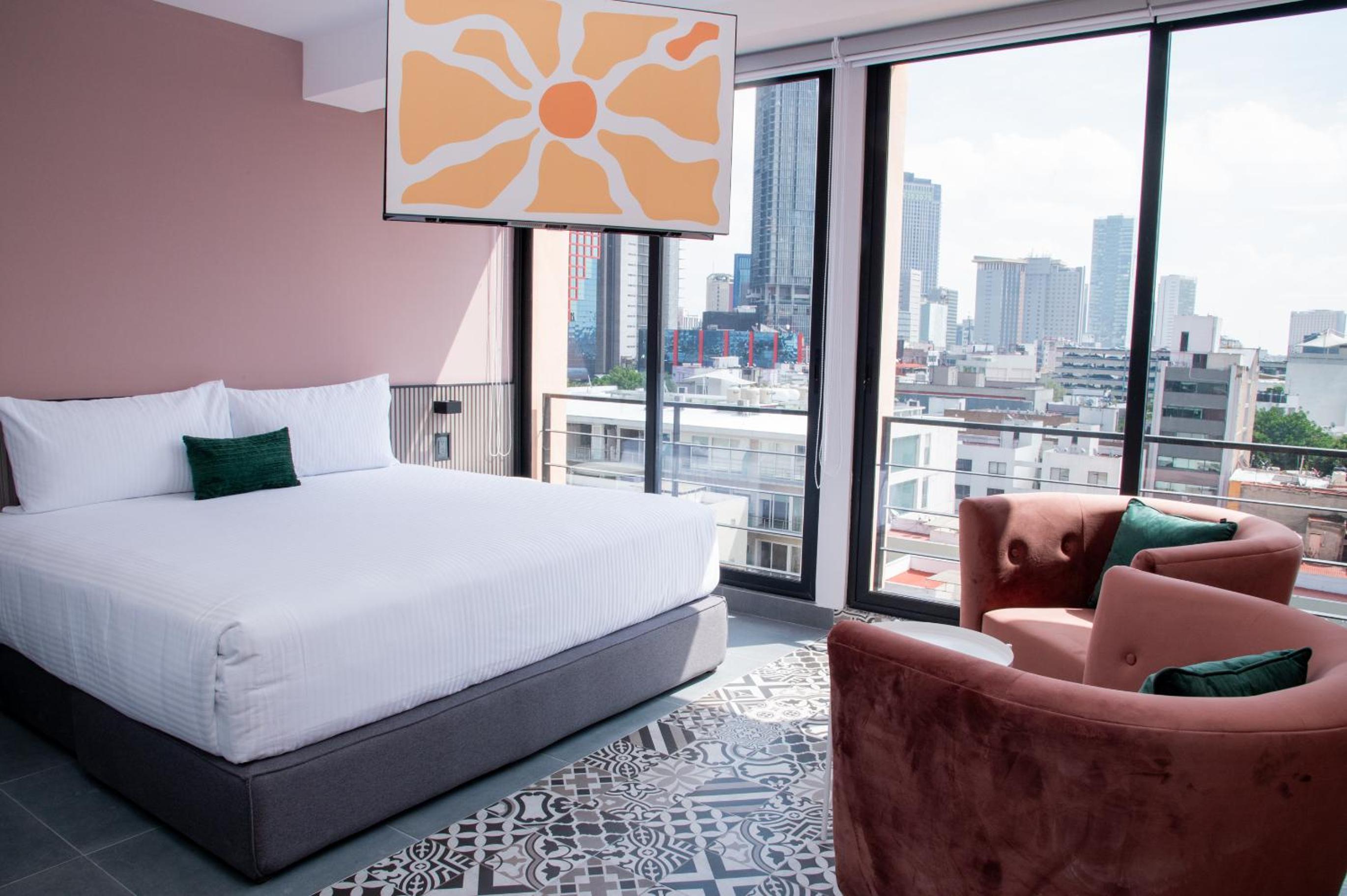 Suite with City View - Photo 1