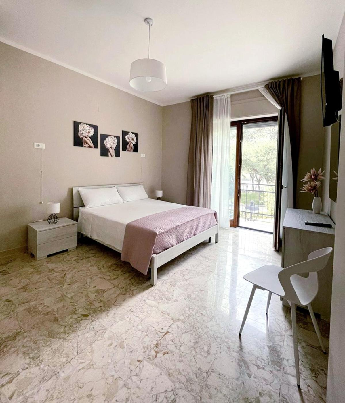 King Room with Roll-In Shower - Disability Access photo 2