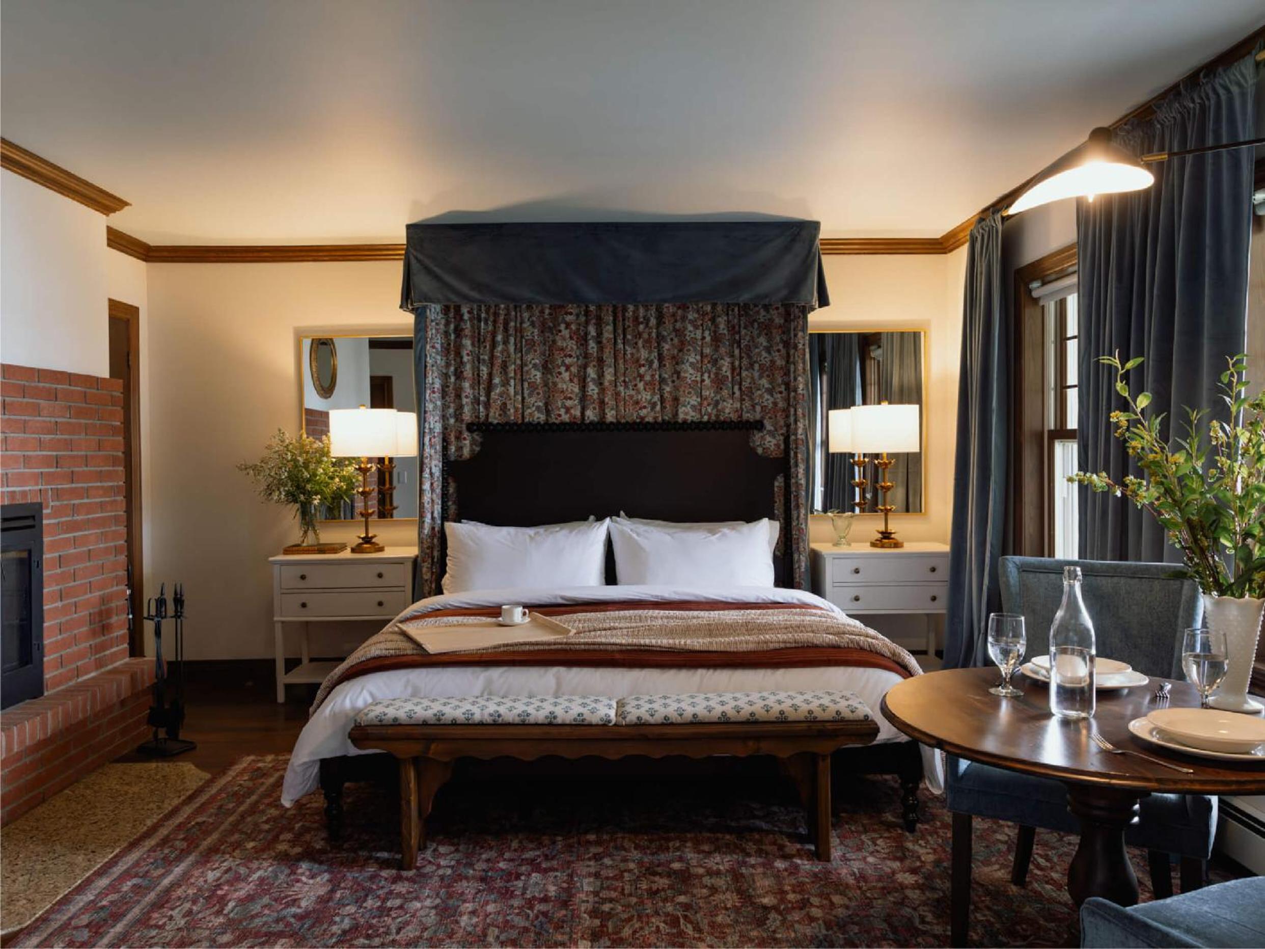 King Suite with Balcony photo 2