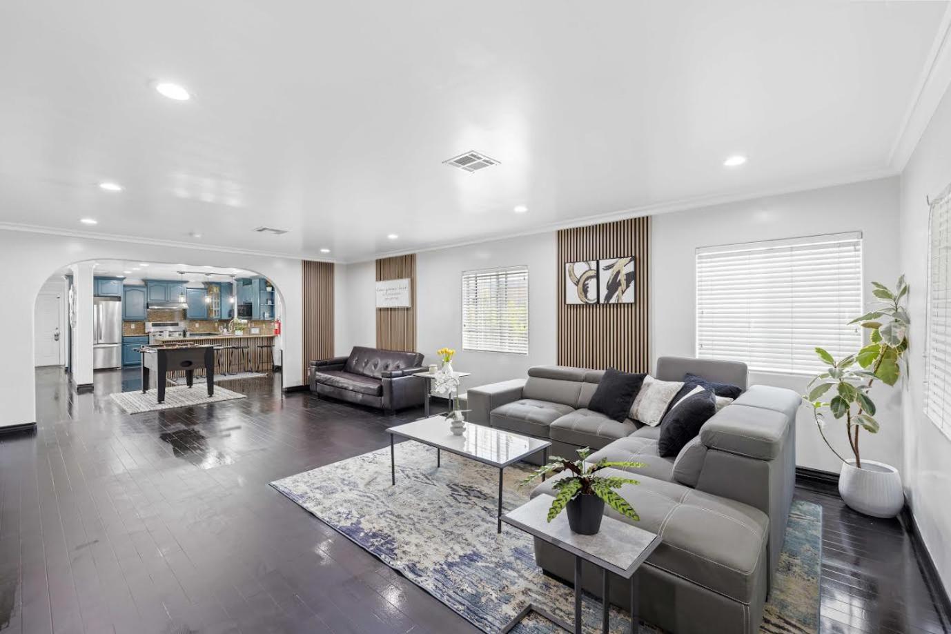 Five-Bedroom House photo 1