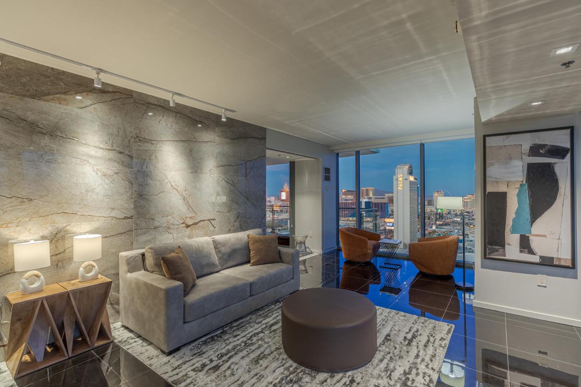 Upgraded One-Bedroom- StripView Balcony + Sleeps 6 photo 1