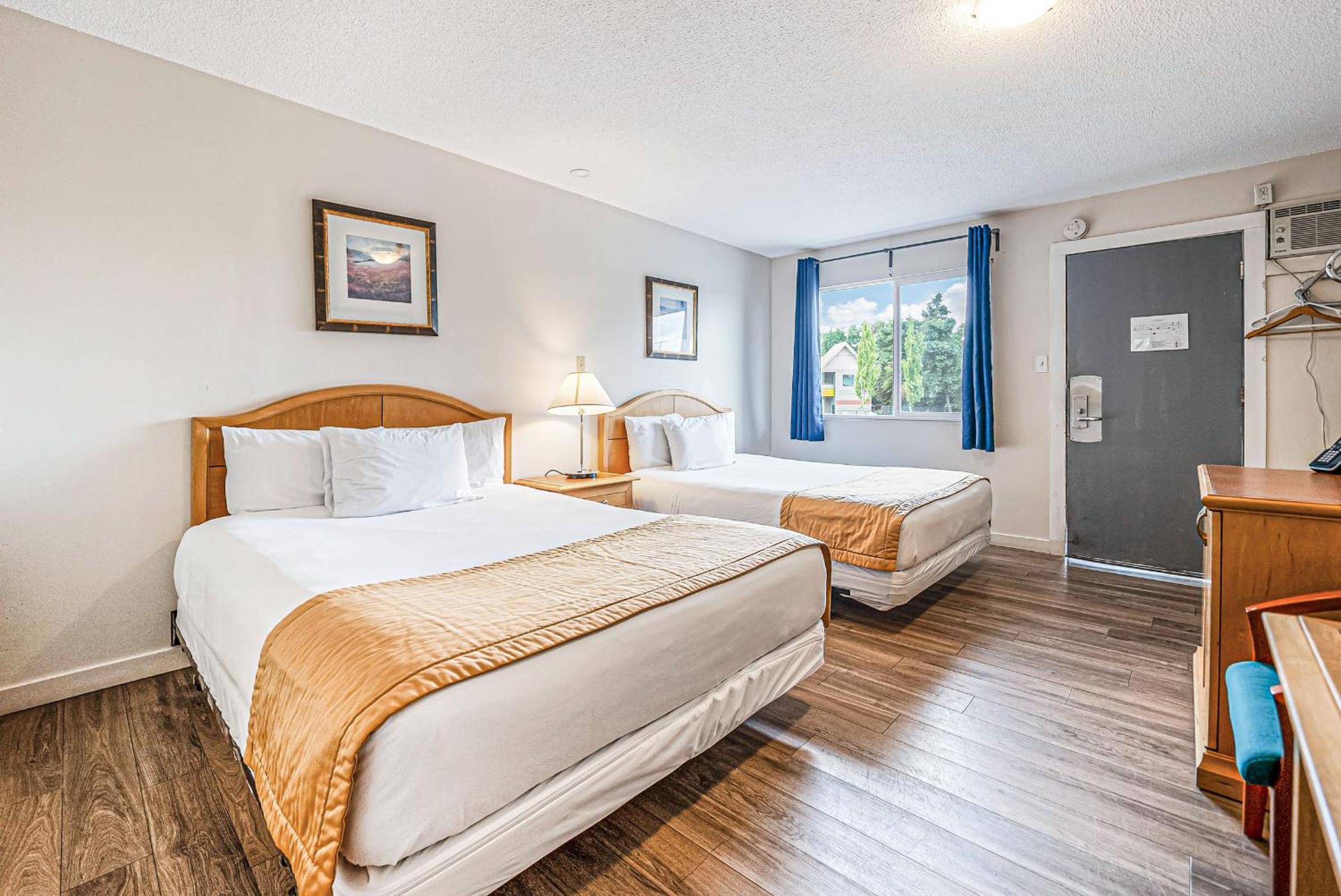 Deluxe Queen Room with Two Queen Beds photo 1