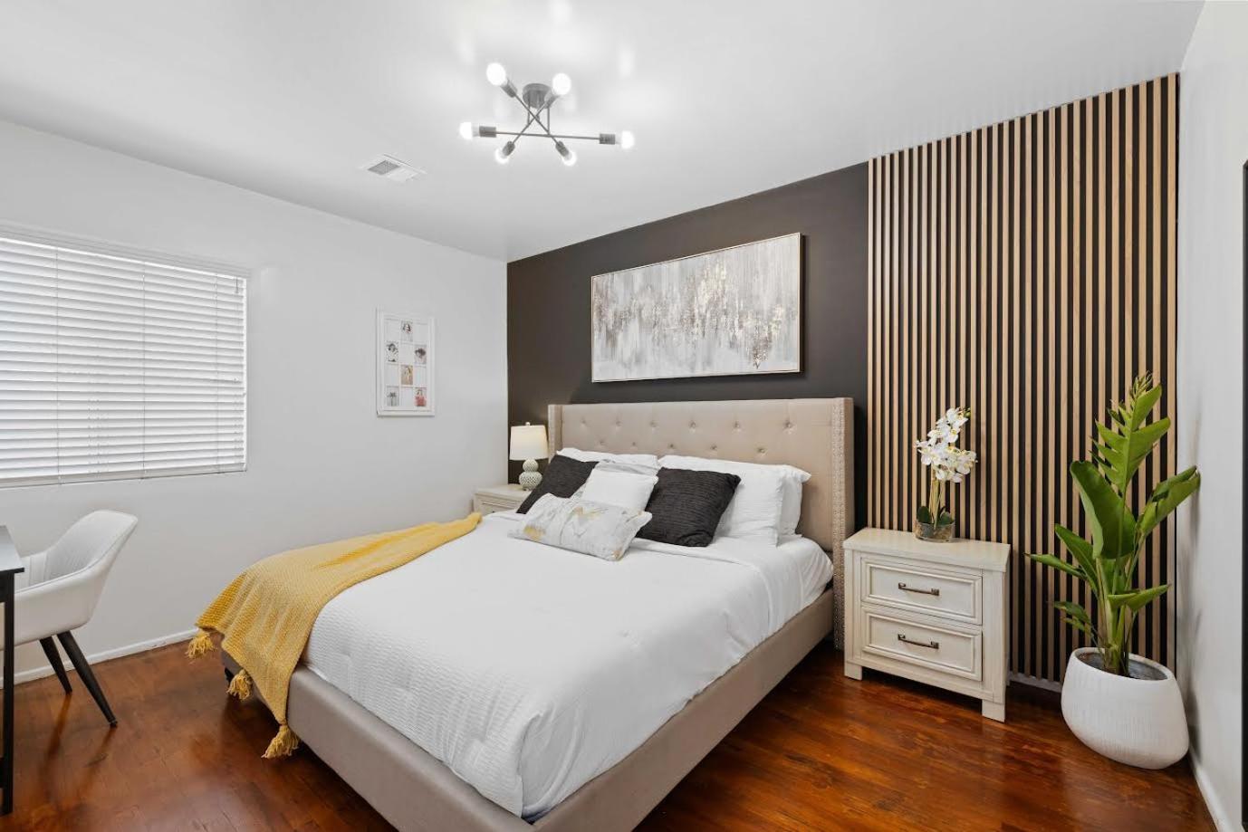 Five-Bedroom House photo 2