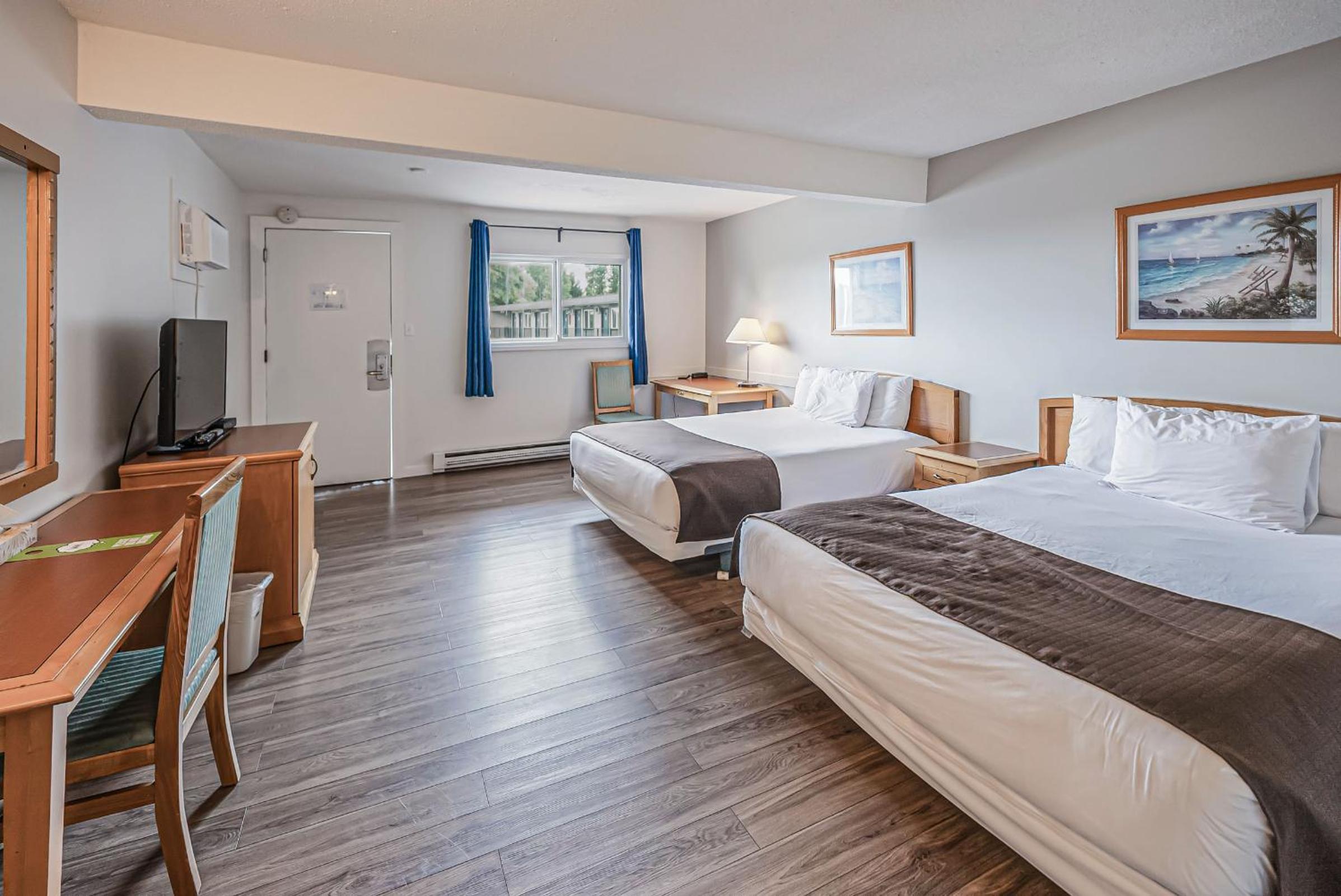 Standard Queen Room with Two Queen Beds photo 1
