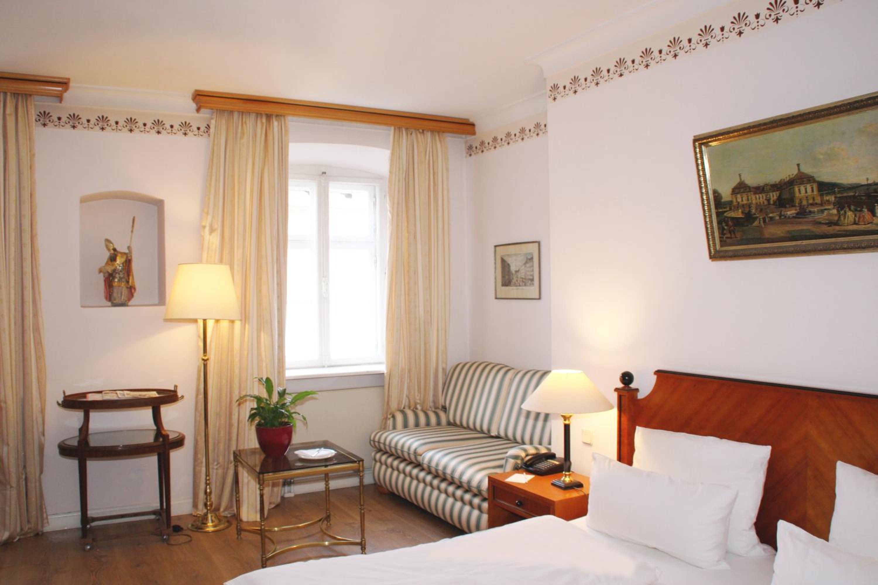Large Double Room - Photo 1