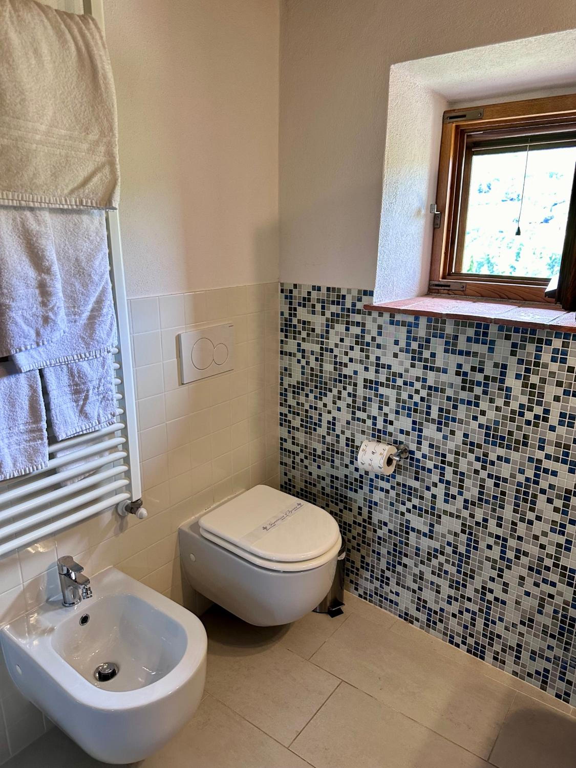 Twin Room with Private Bathroom photo 2