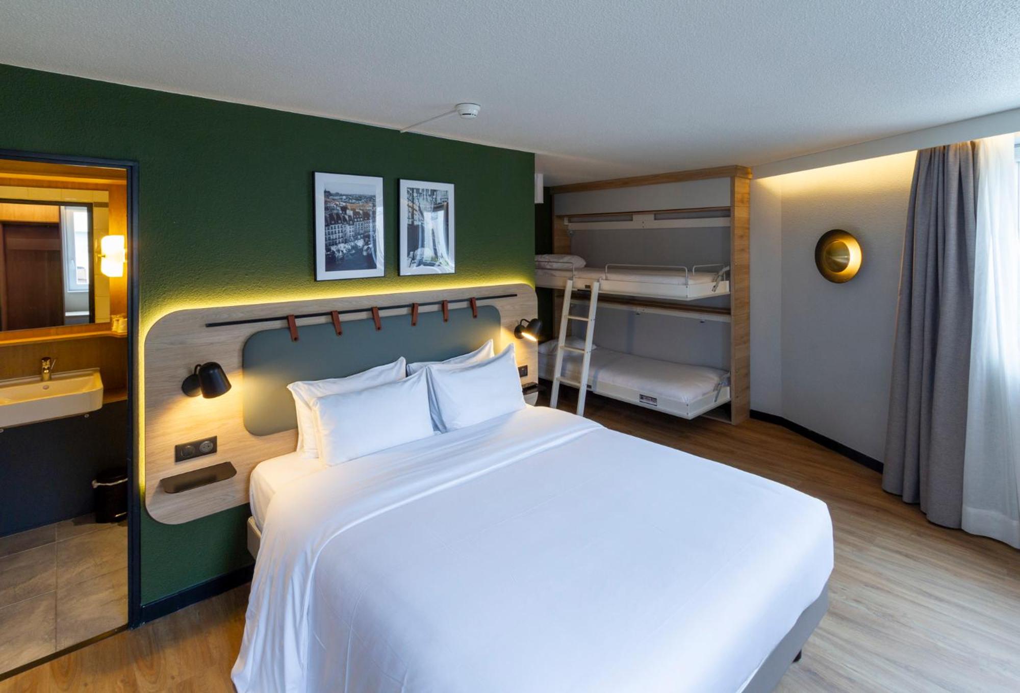 Standard room - 1 Queen Bed 1 Sofa Bunk bed thumbnail 5